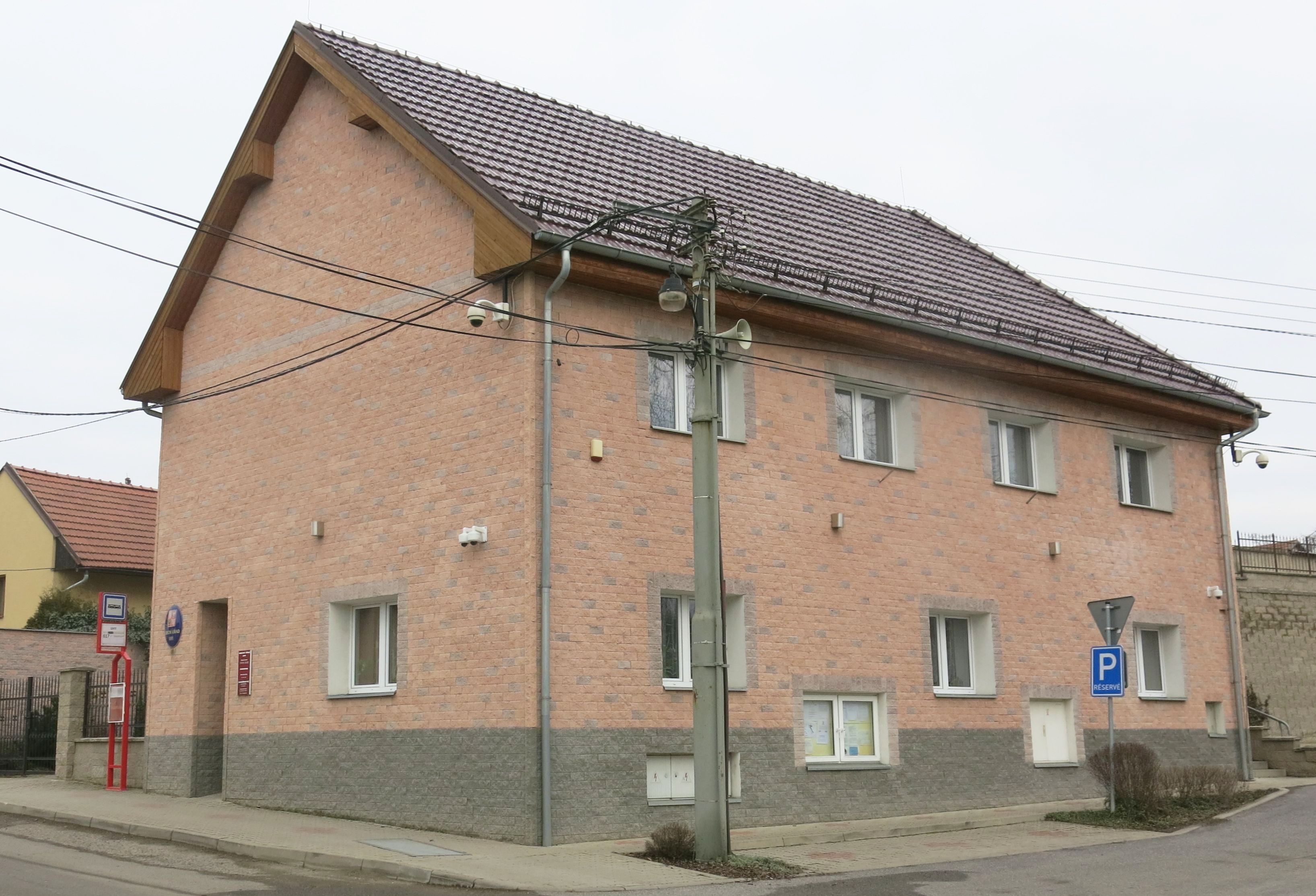 Uhy - obecní úřad foto 2