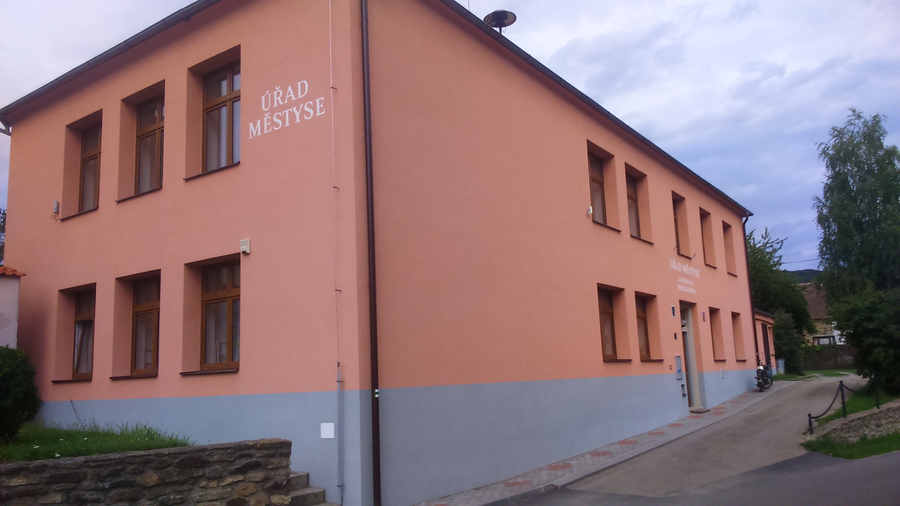 Louňovice pod Blaníkem - úřad městyse foto 3