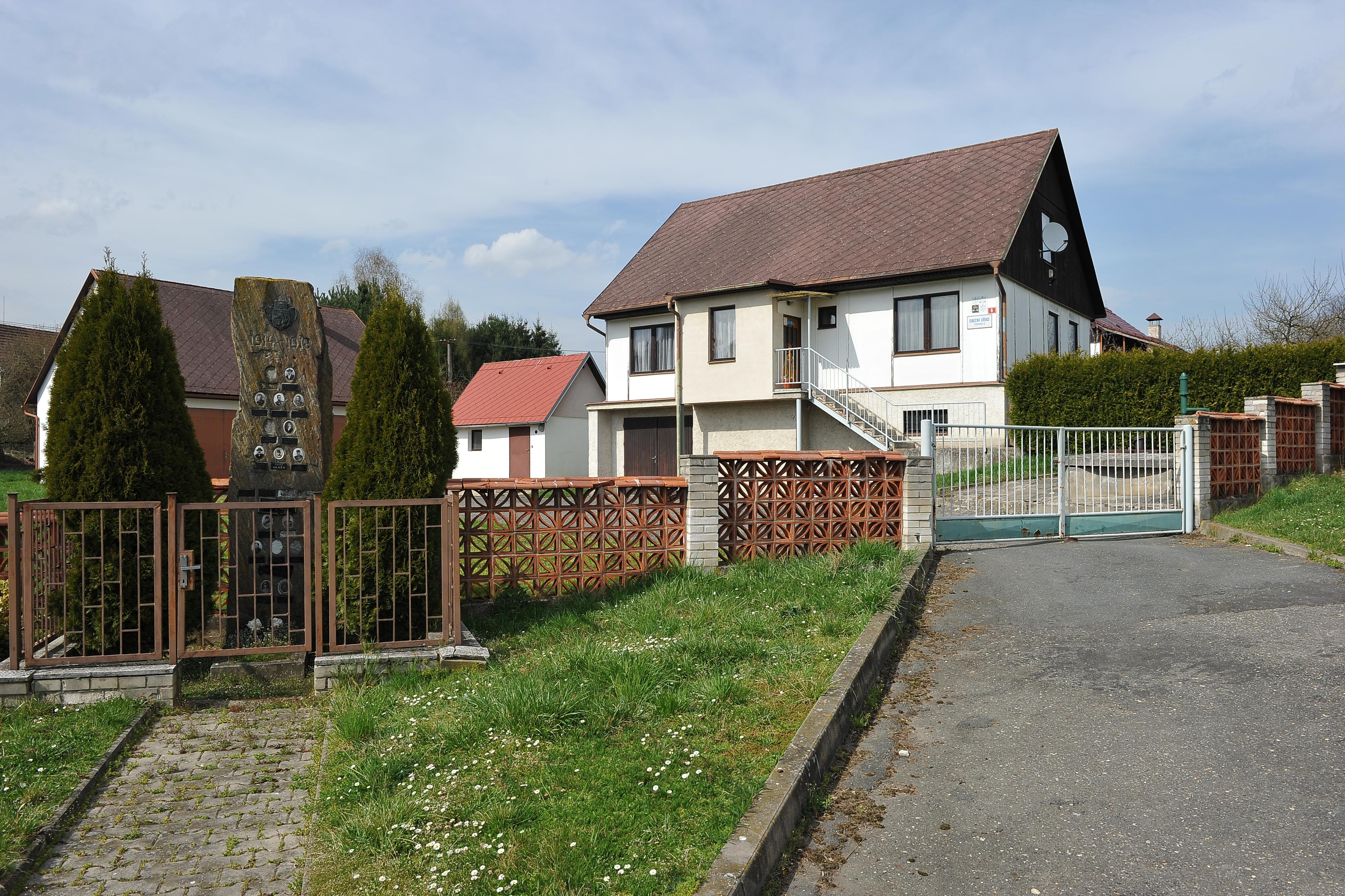 Petrovice II - obecní úřad foto 2