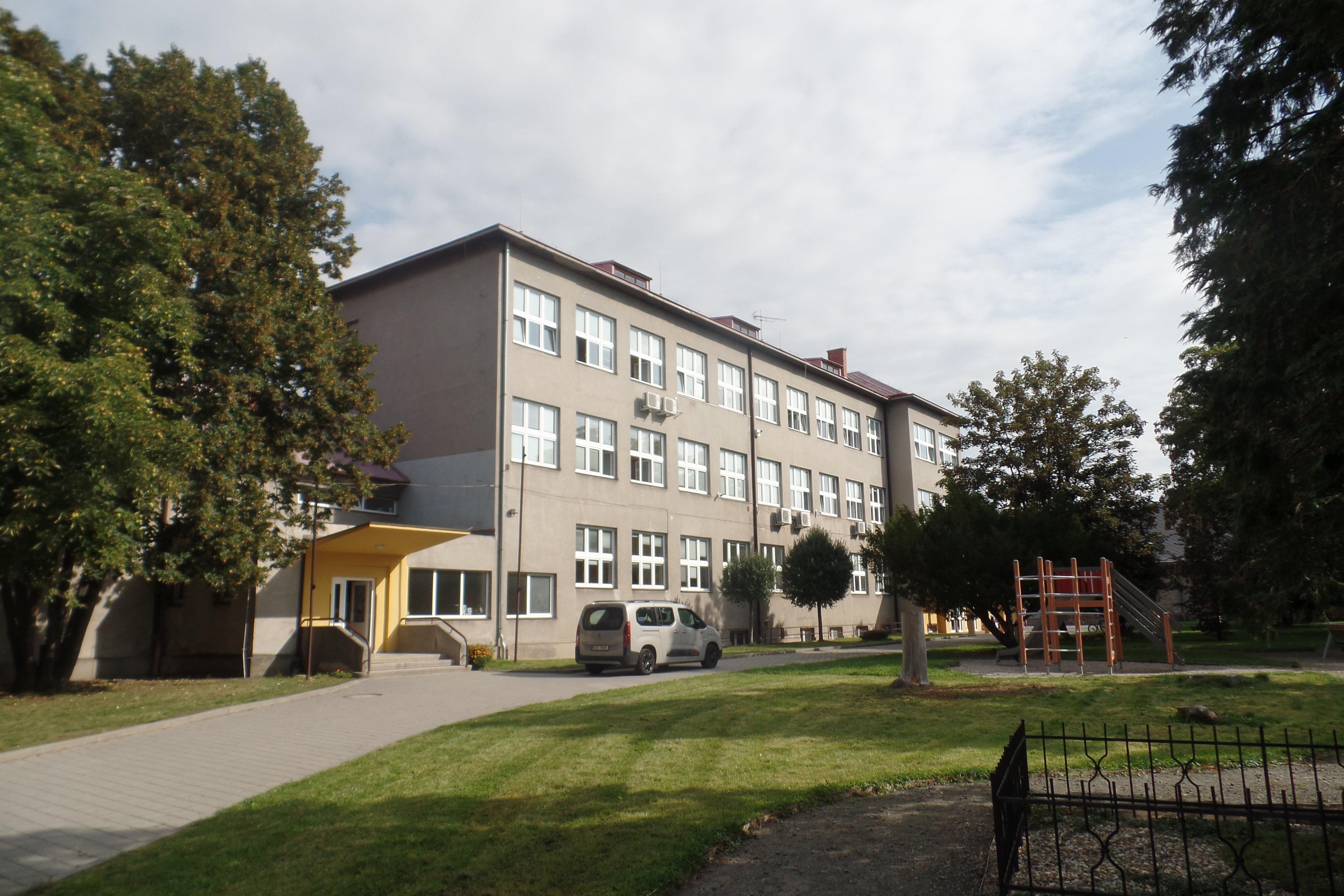 Základní škola a Mateřská škola Olomouc - Holice, Náves Svobody 41