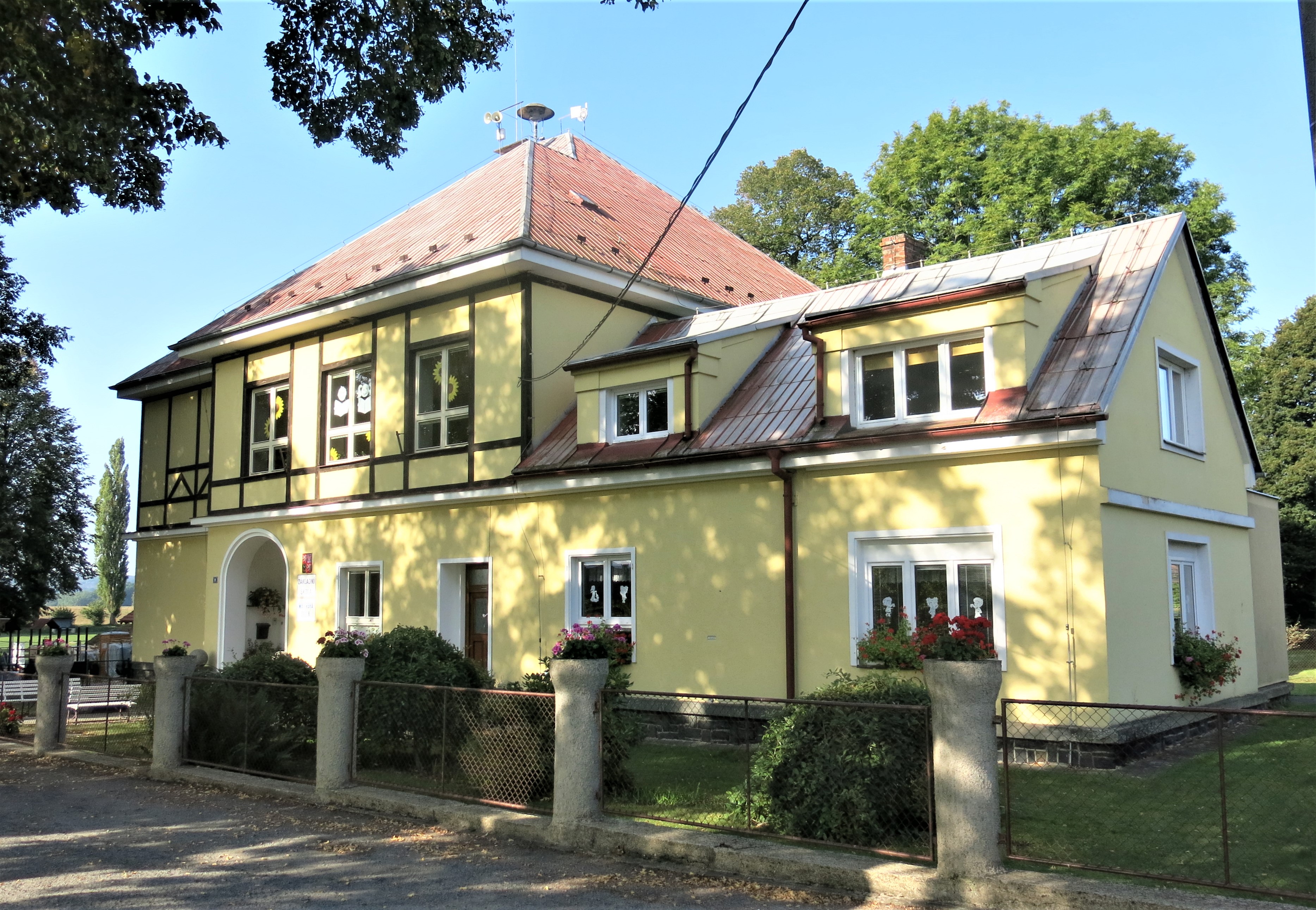 Základní škola a Mateřská škola foto 2