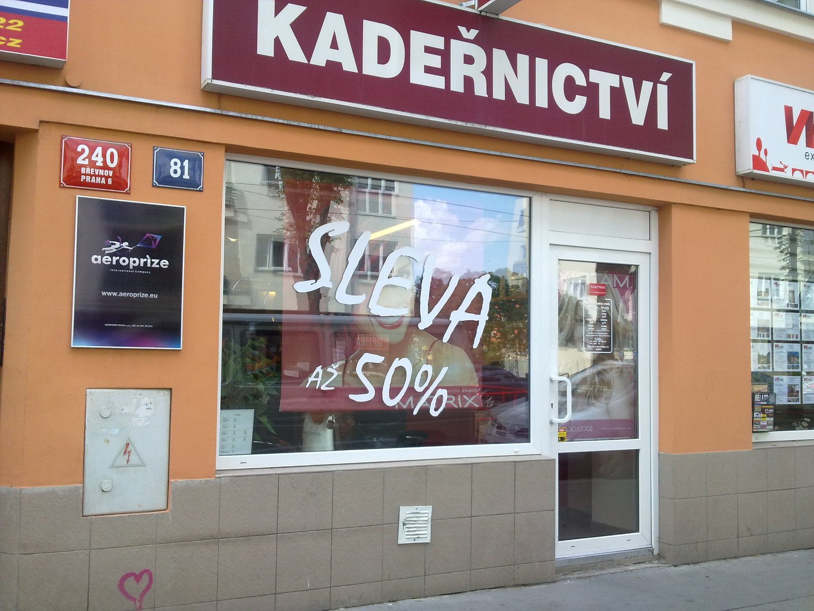 Hair and cosmetic studio foto 1