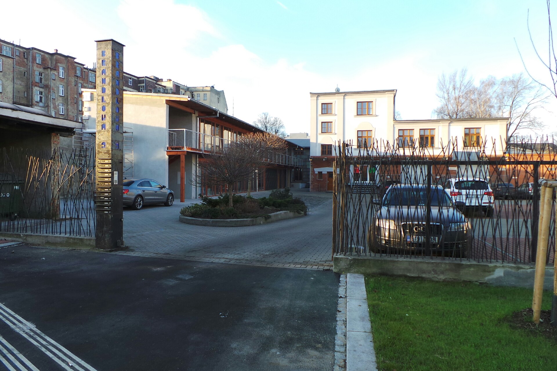 NH Finance, s.r.o. - grafika