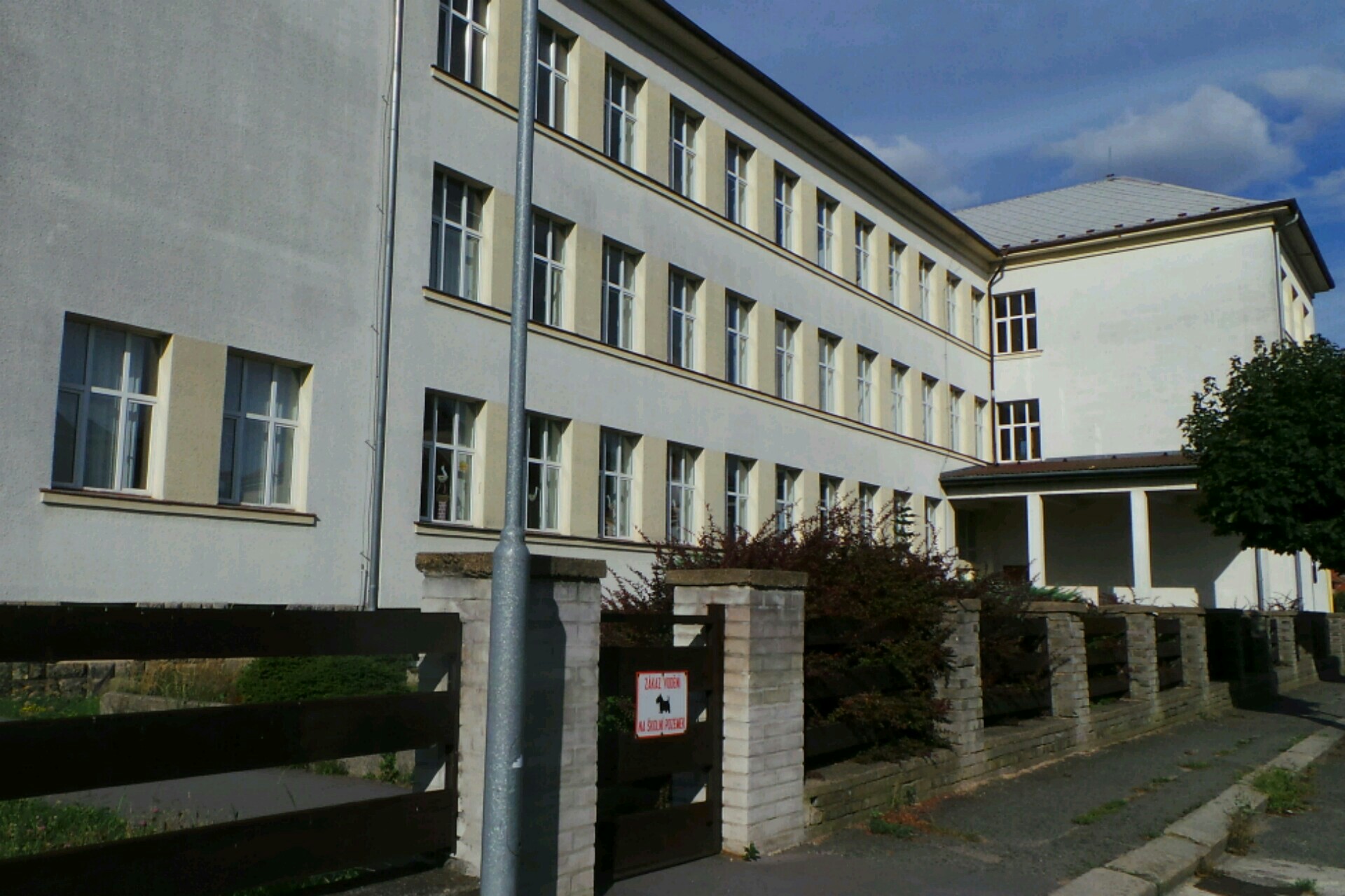 ZŠ a MŠ Mimoň, Komenského