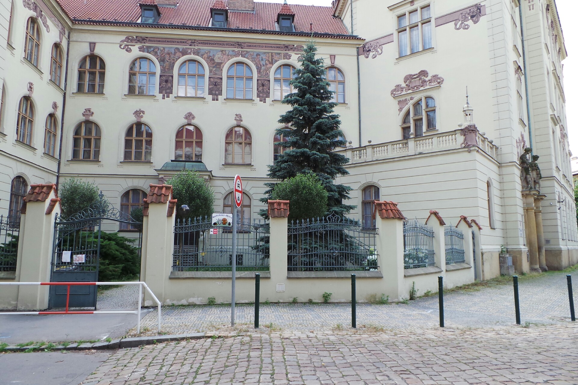 ZŠ a MŠ Praha 8, Lyčkovo náměstí