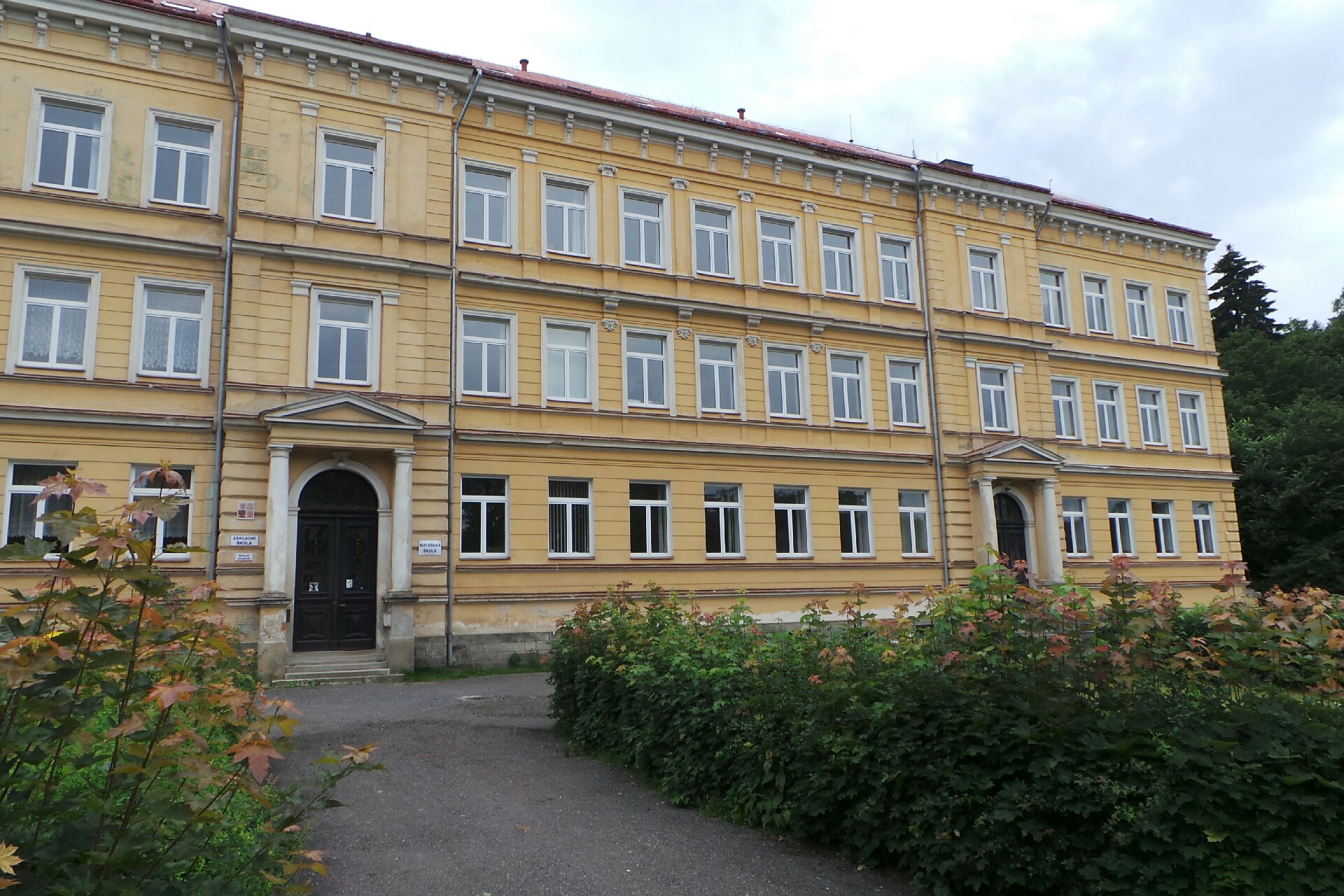 ZŠ Smržovka, Školní