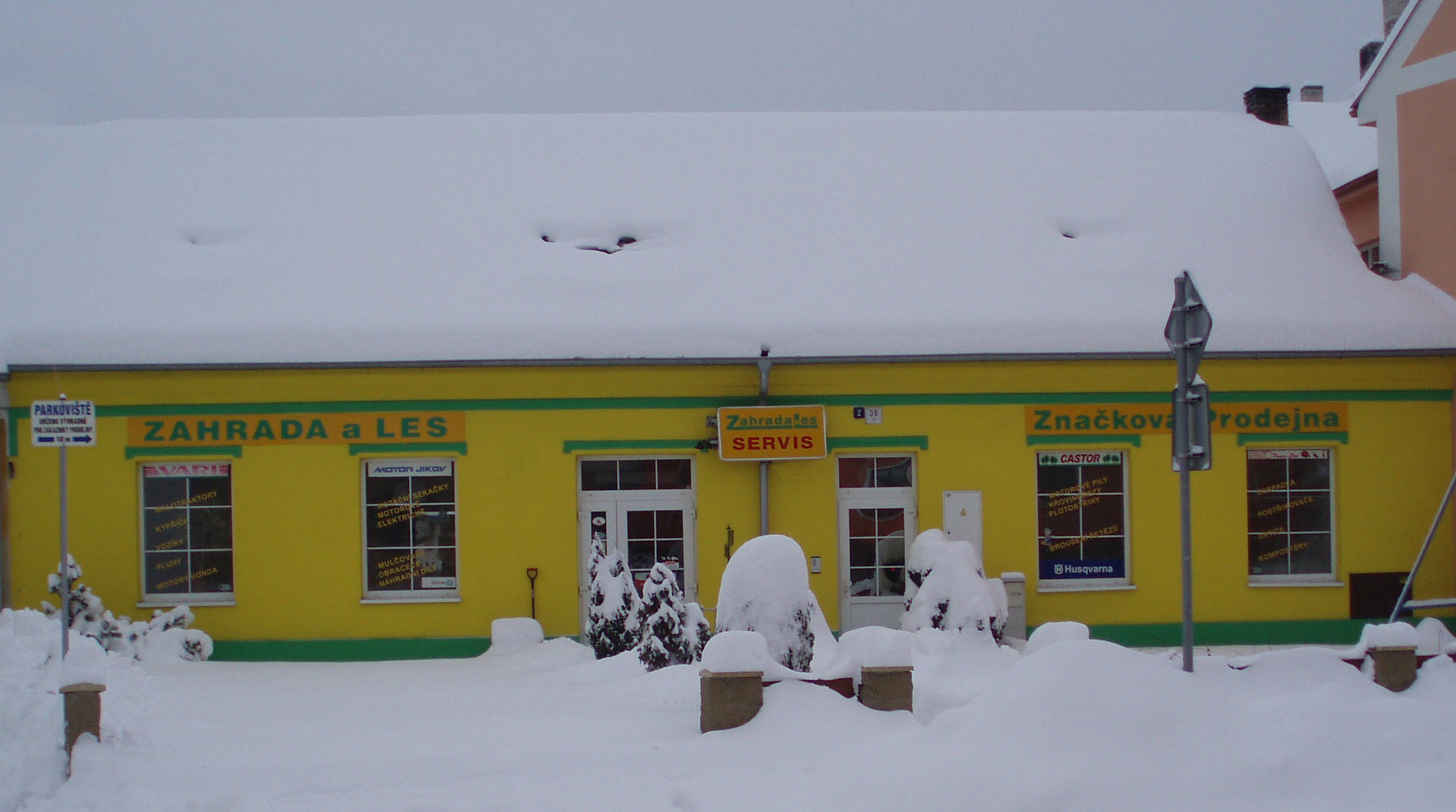 Zahrada a les - značková prodejna foto 2