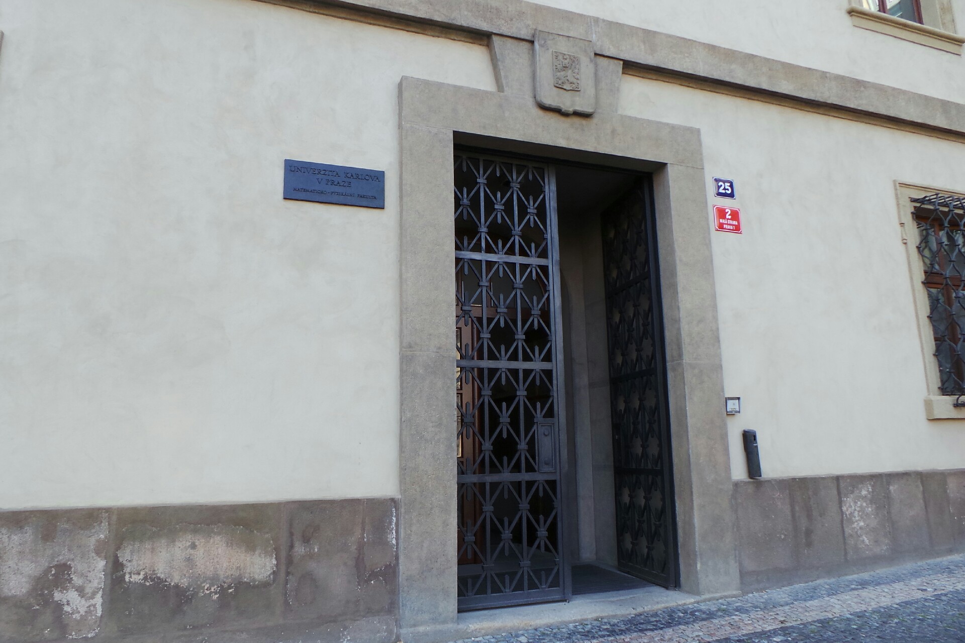 Ústav formální a aplikované lingvistiky Matematicko-fyzikální fakulty - Univerzita Karlova