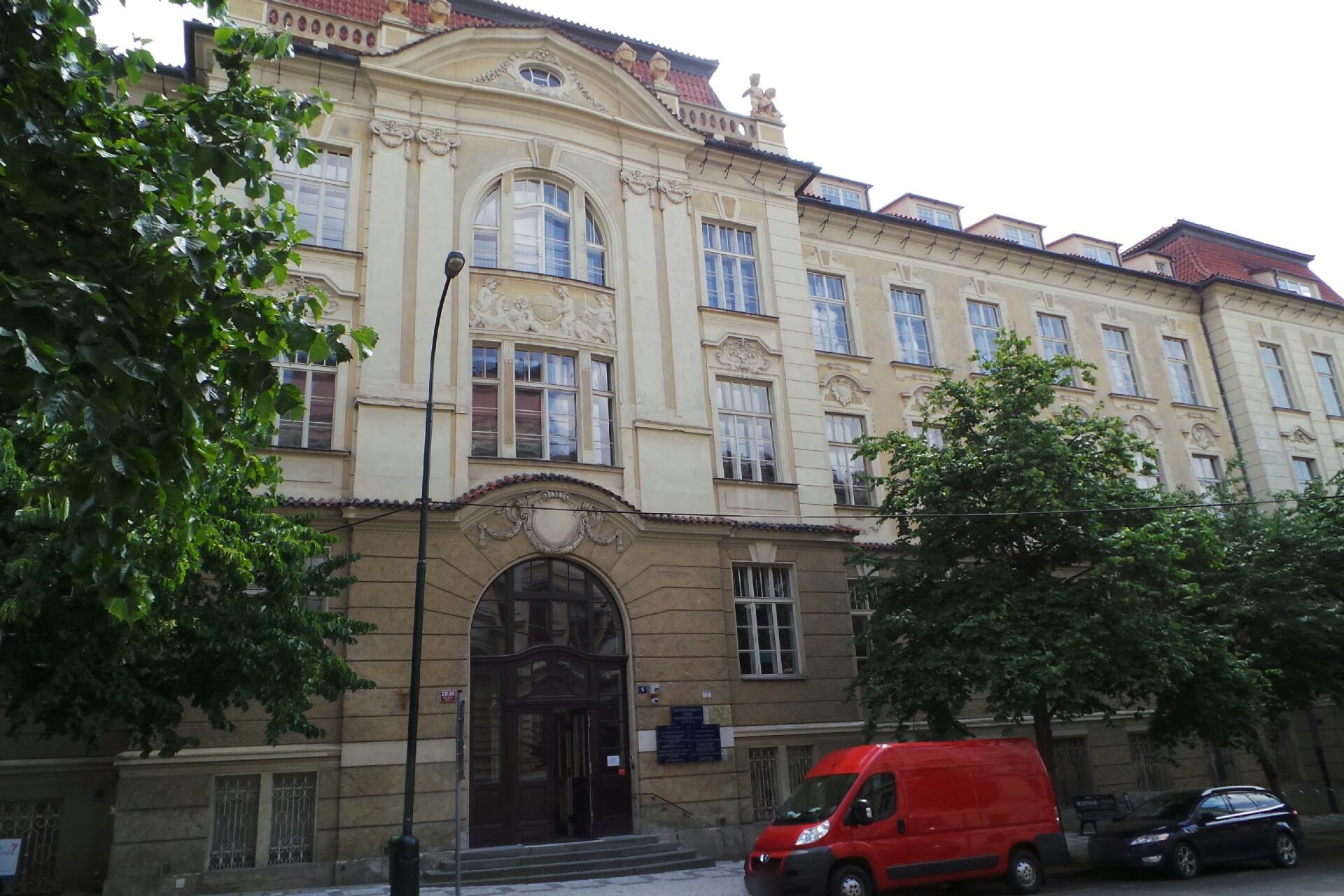 Ústav aplikací matematiky a výpočetní techniky Přírodovědecké fakulty - Univerzita Karlova