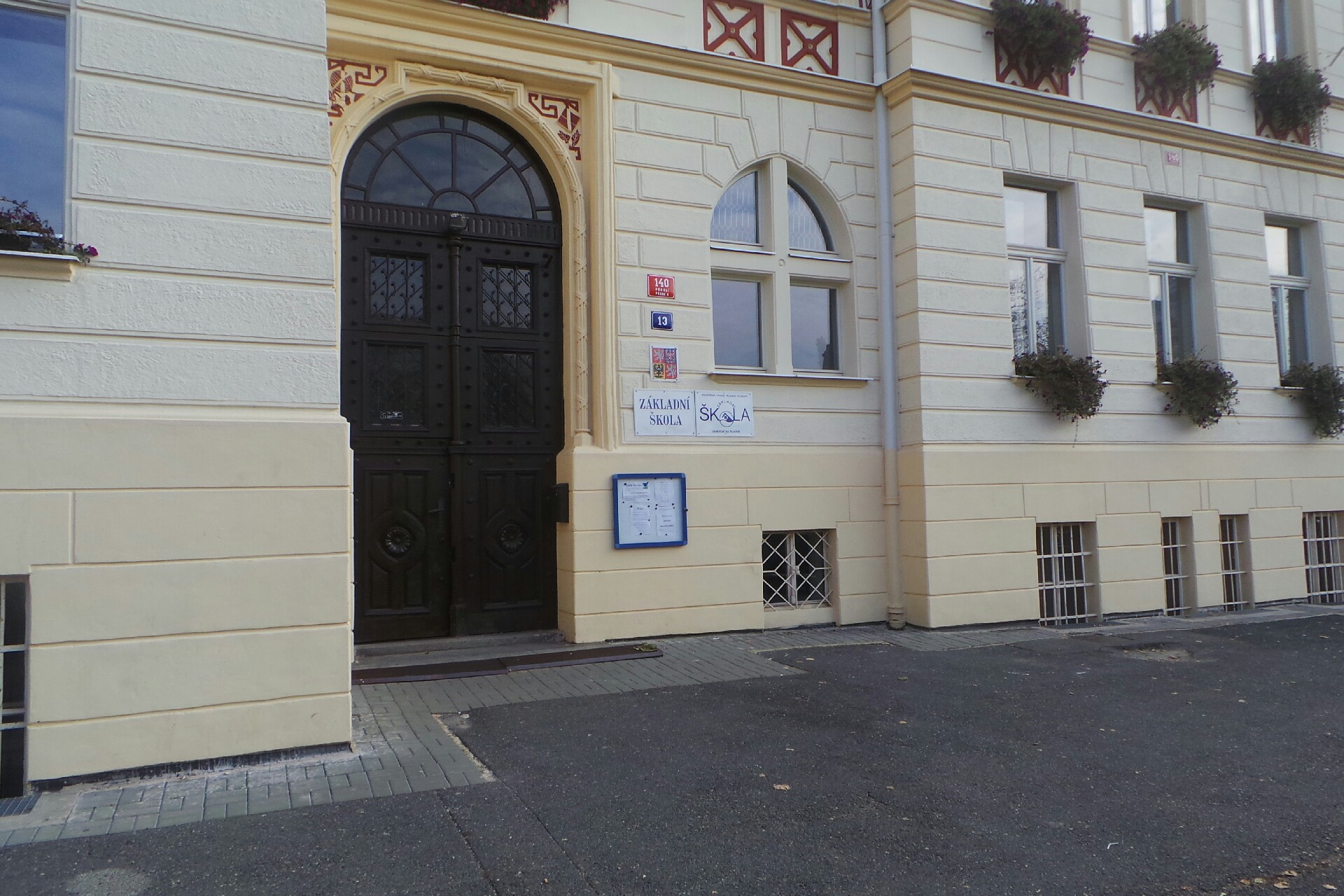 Základní škola, Praha 4, Nedvědovo náměstí 140