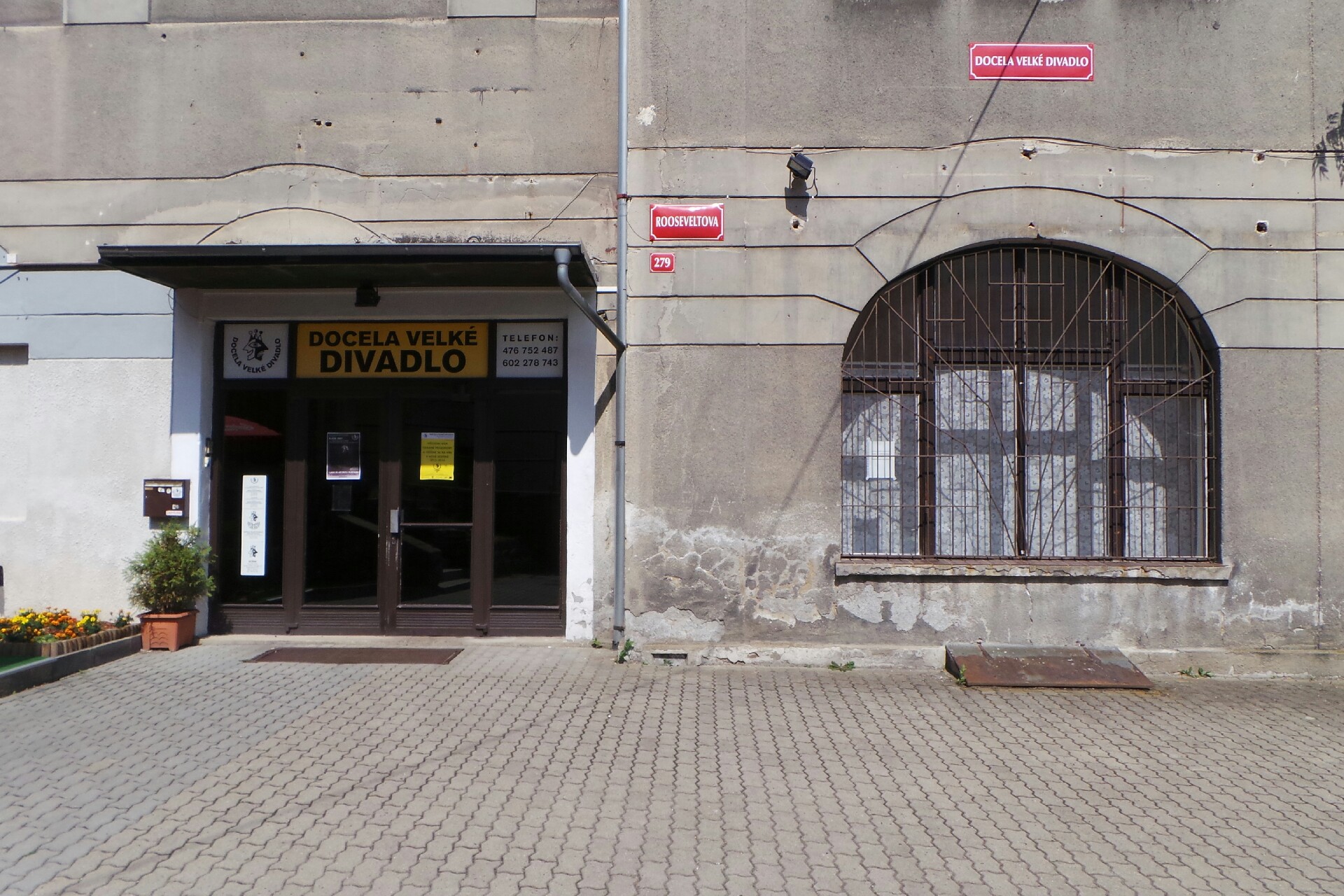 Docela velké divadlo