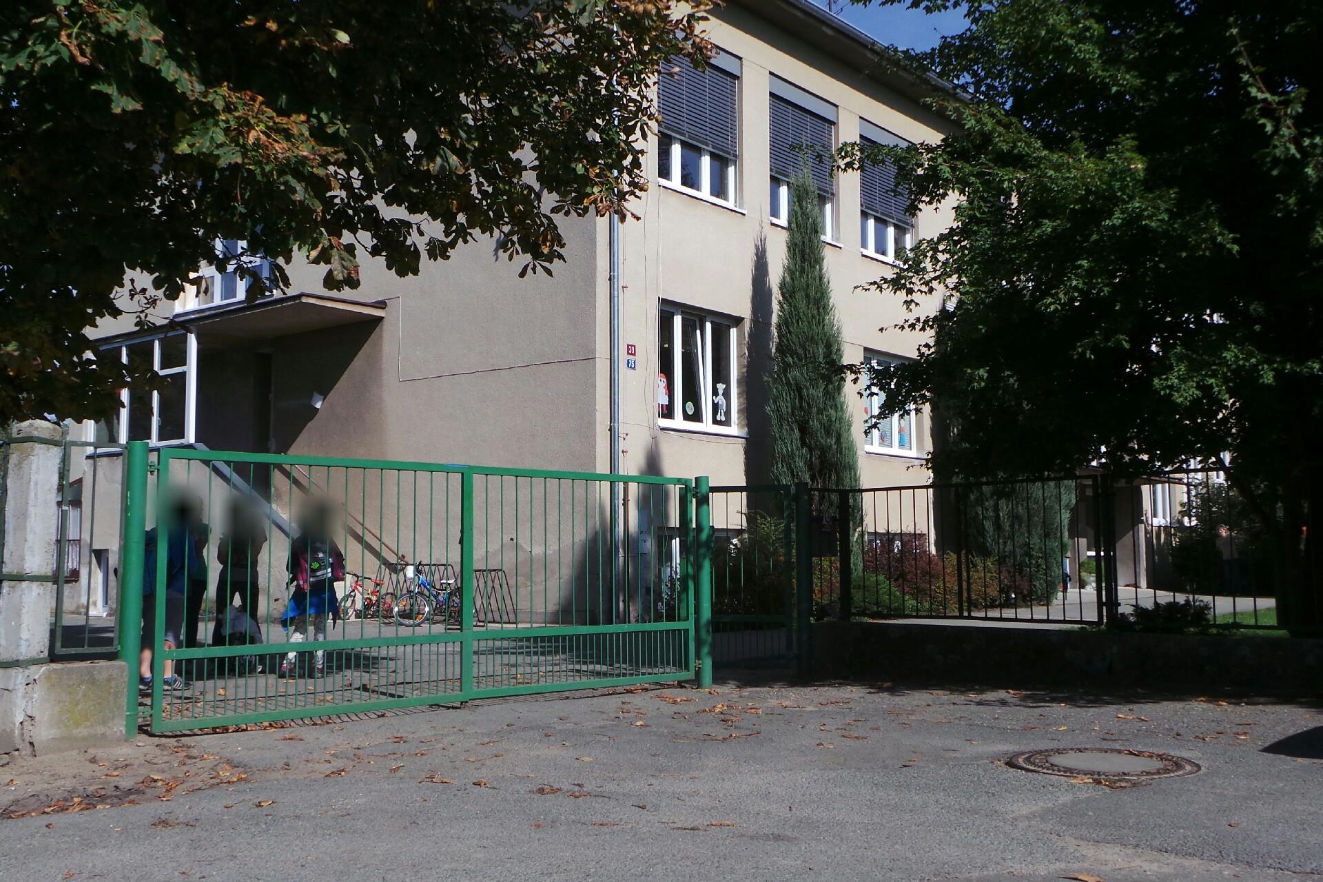 ZŠ a MŠ Hradec Králové, Lhotecká