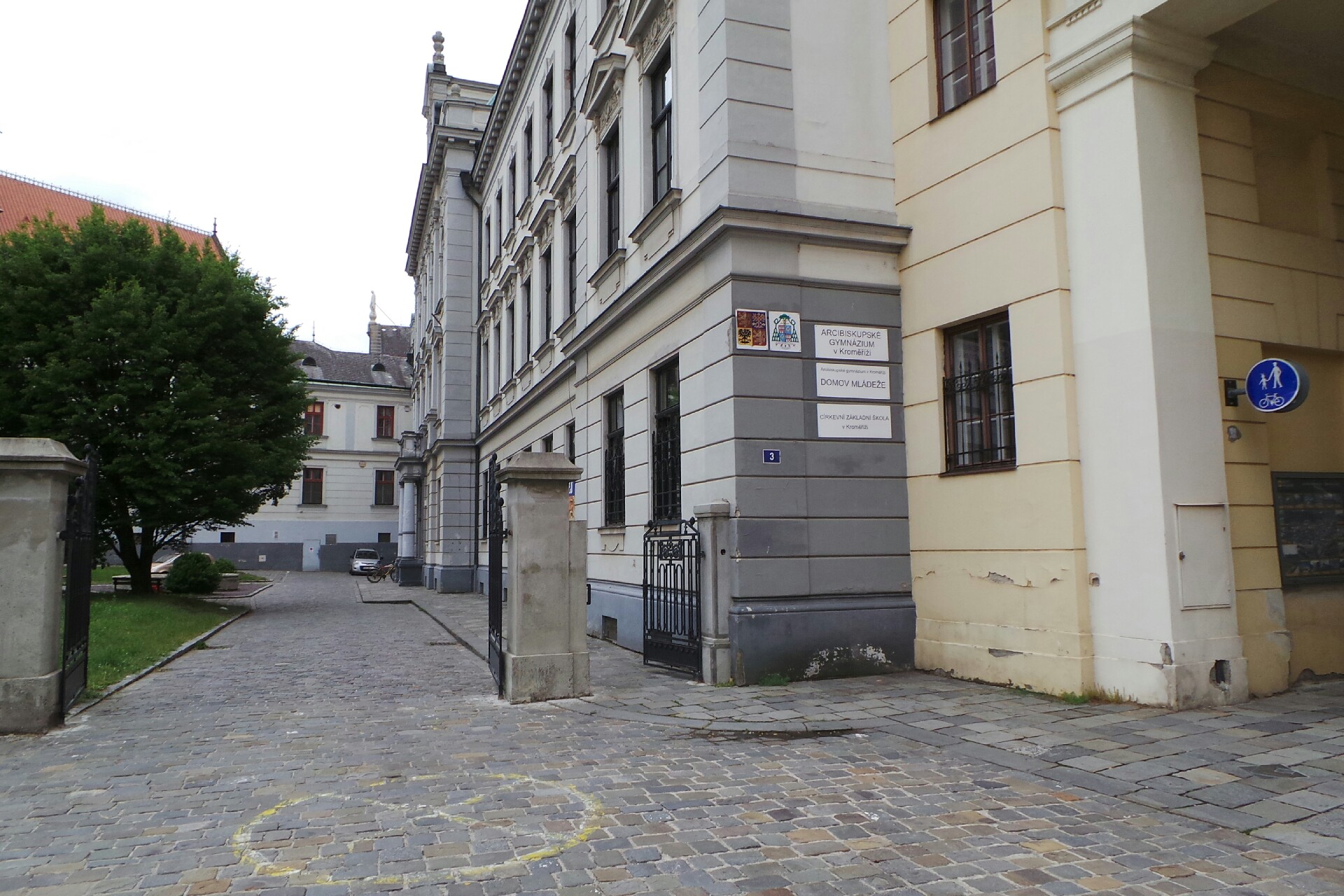 Arcibiskupské gymnázium v Kroměříži - domov mládeže foto 2