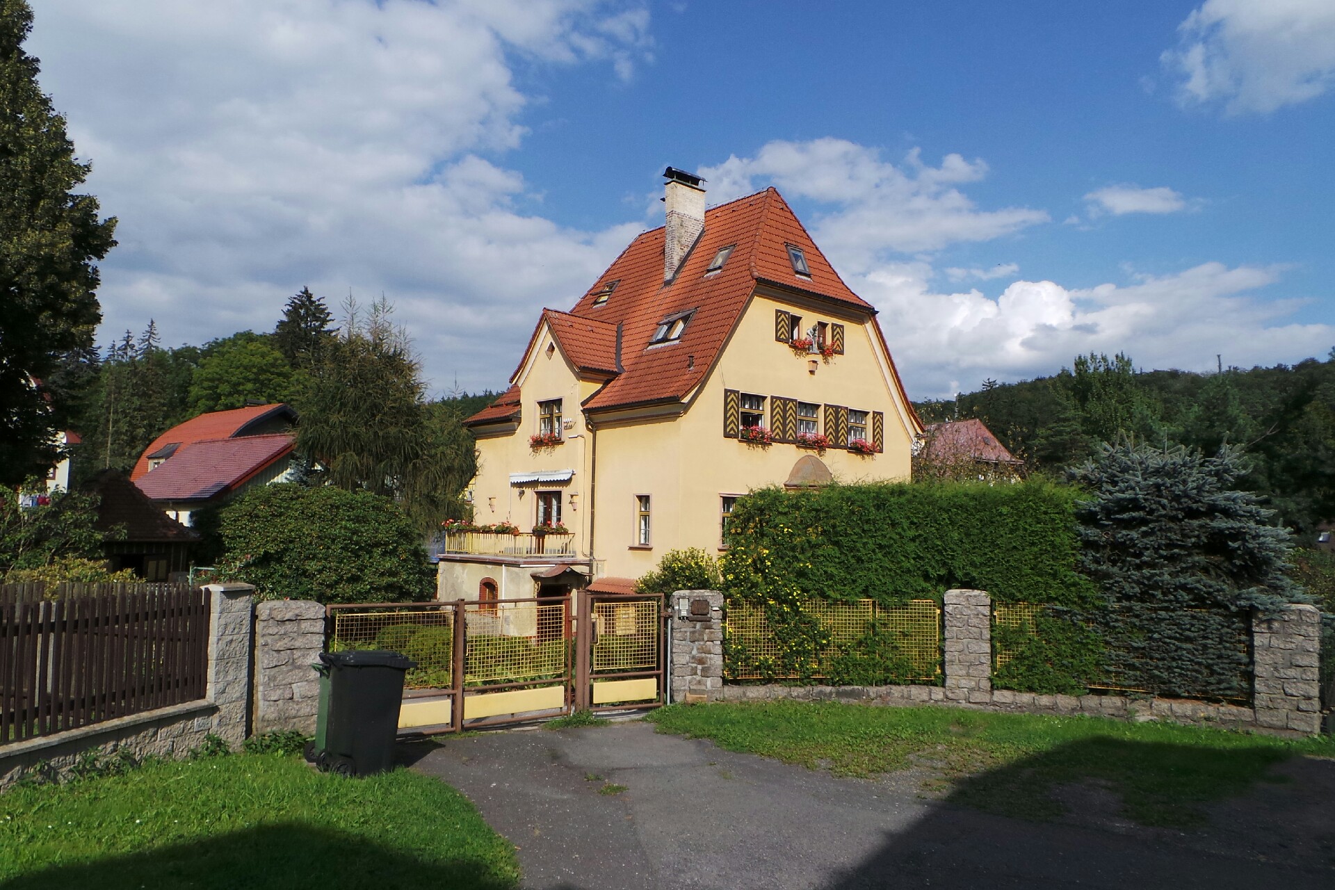 ATELIER MILDA CRYSTAL GLASS