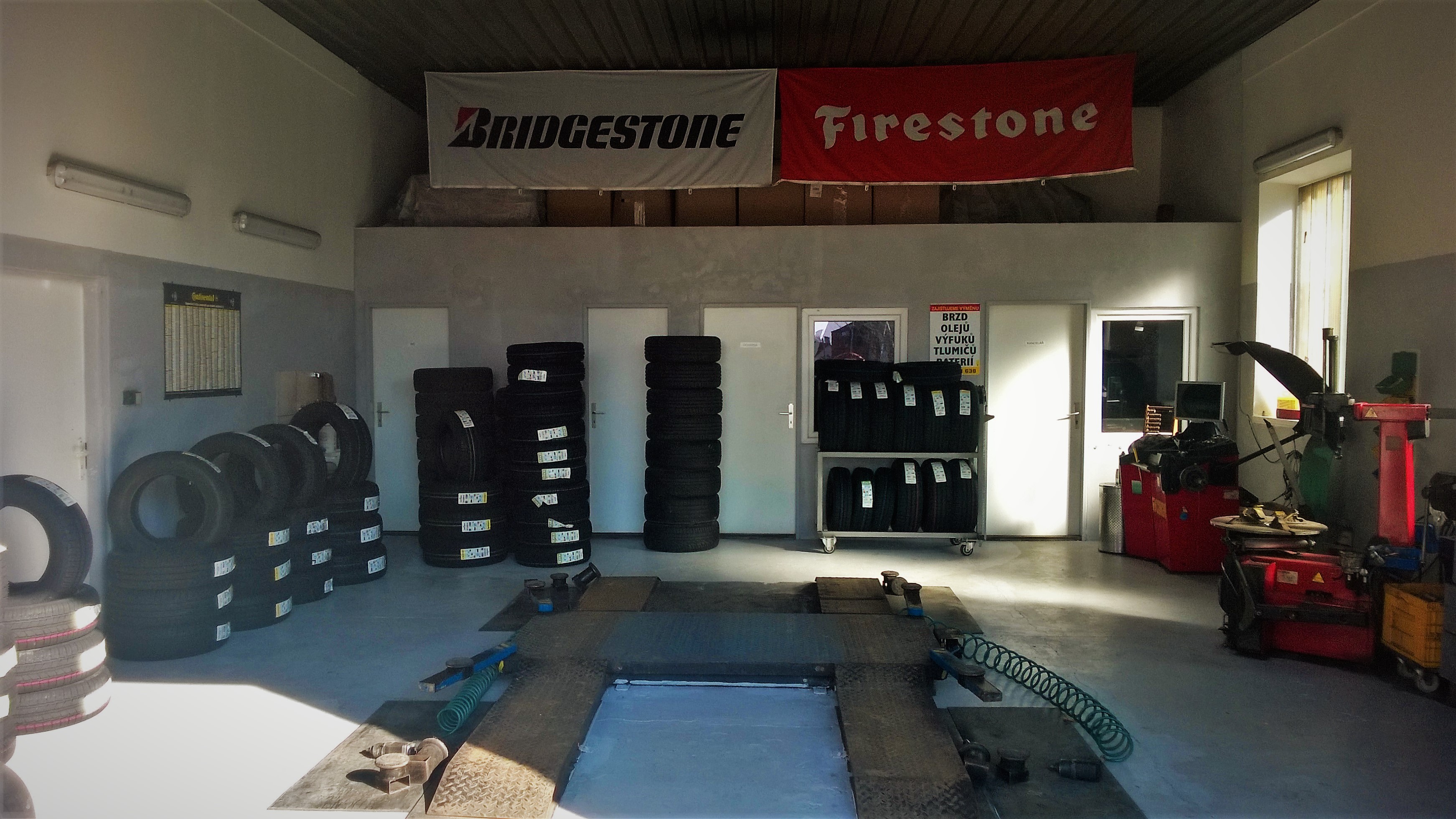 Pneuservis u kruhového objezdu foto 2