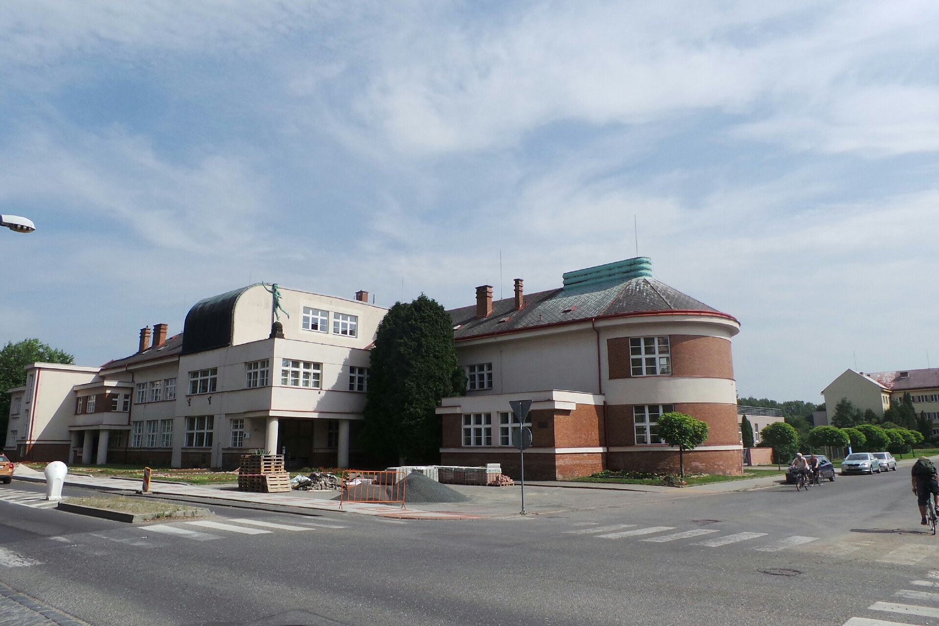 Masarykova obchodní akademie, Jičín, 17. listopadu 220