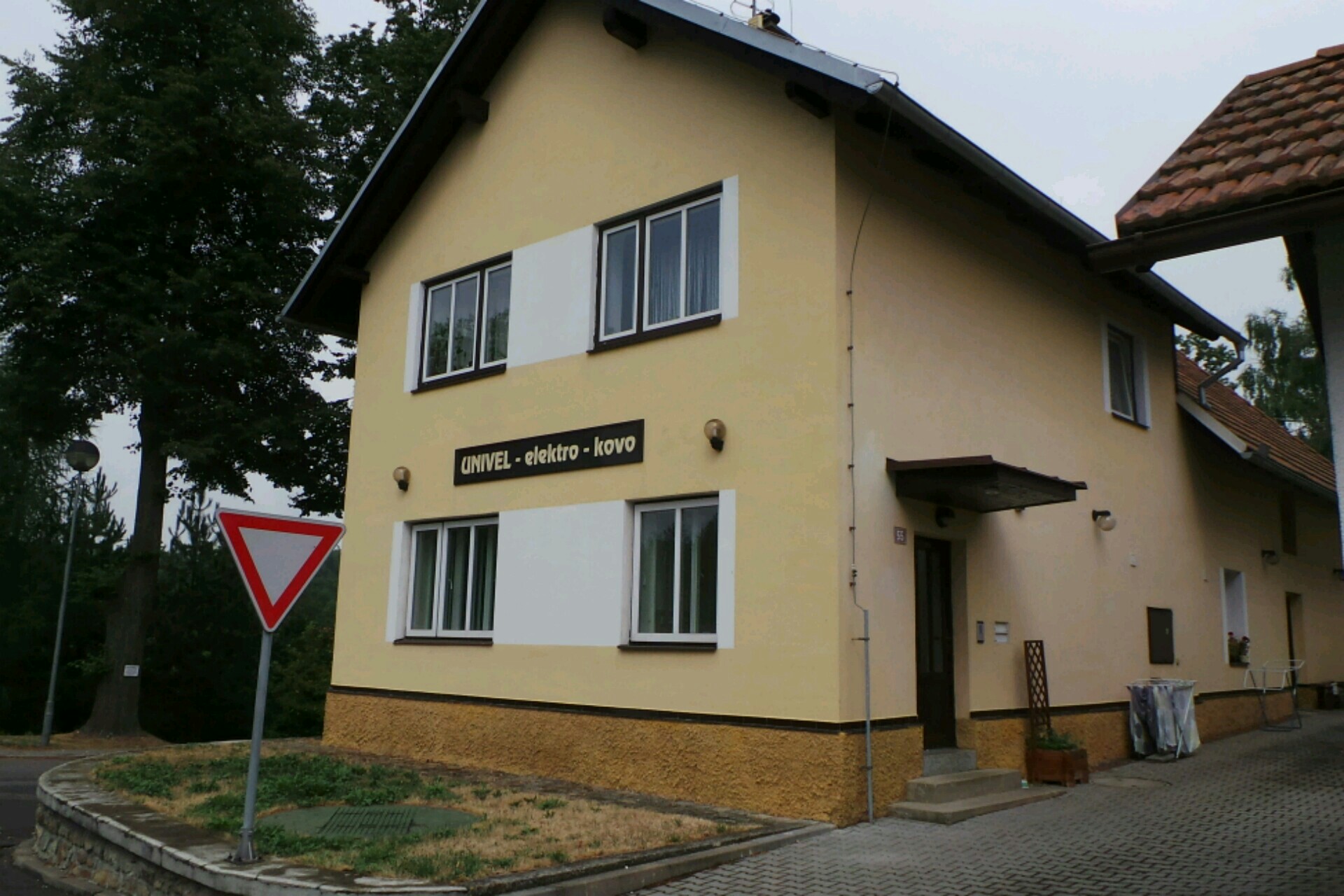 UNIVEL - elektro - kovo