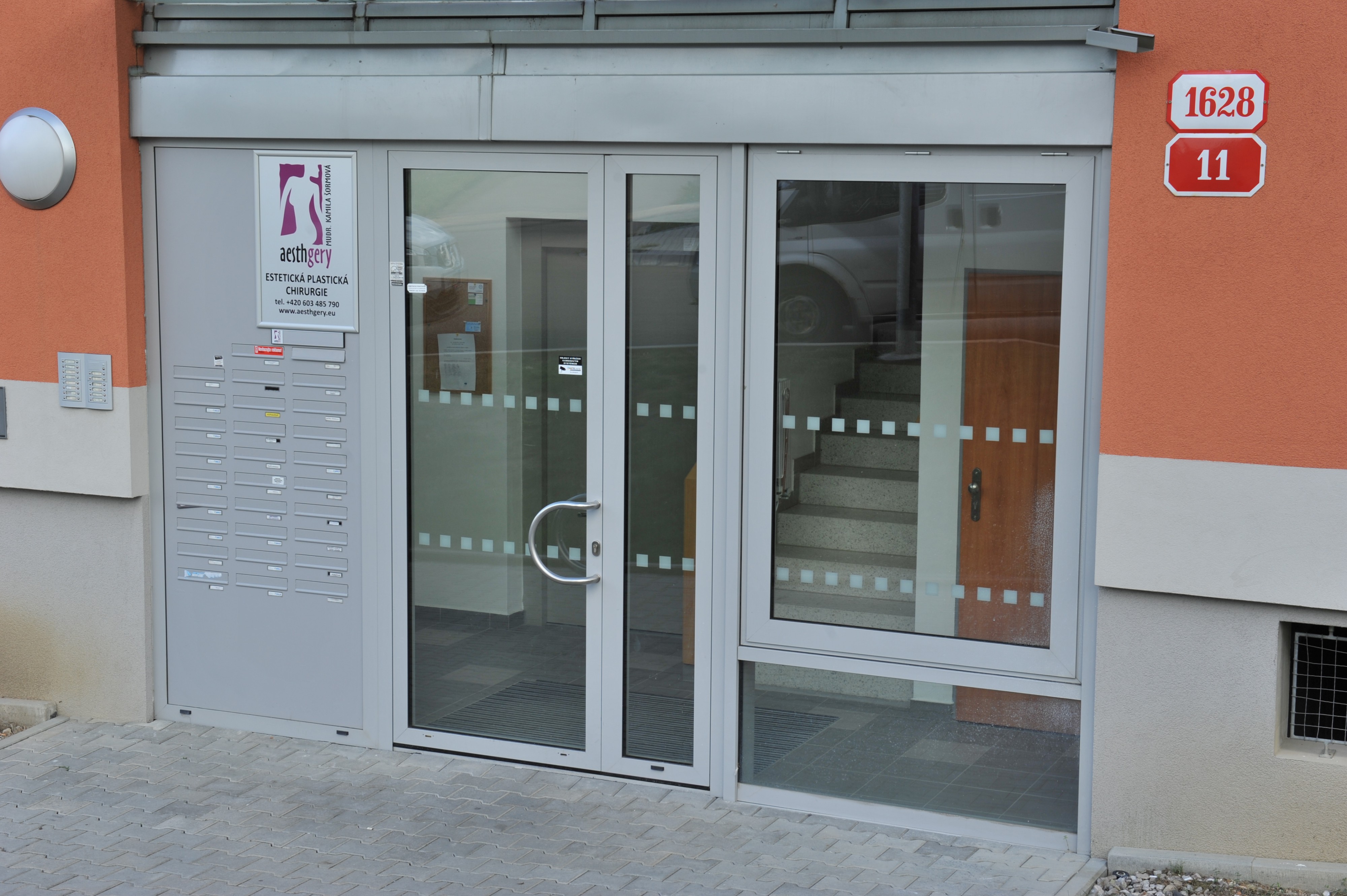 MUDr. Kamila Šormová - Aesthgery estetická plastická chirurgie foto 2