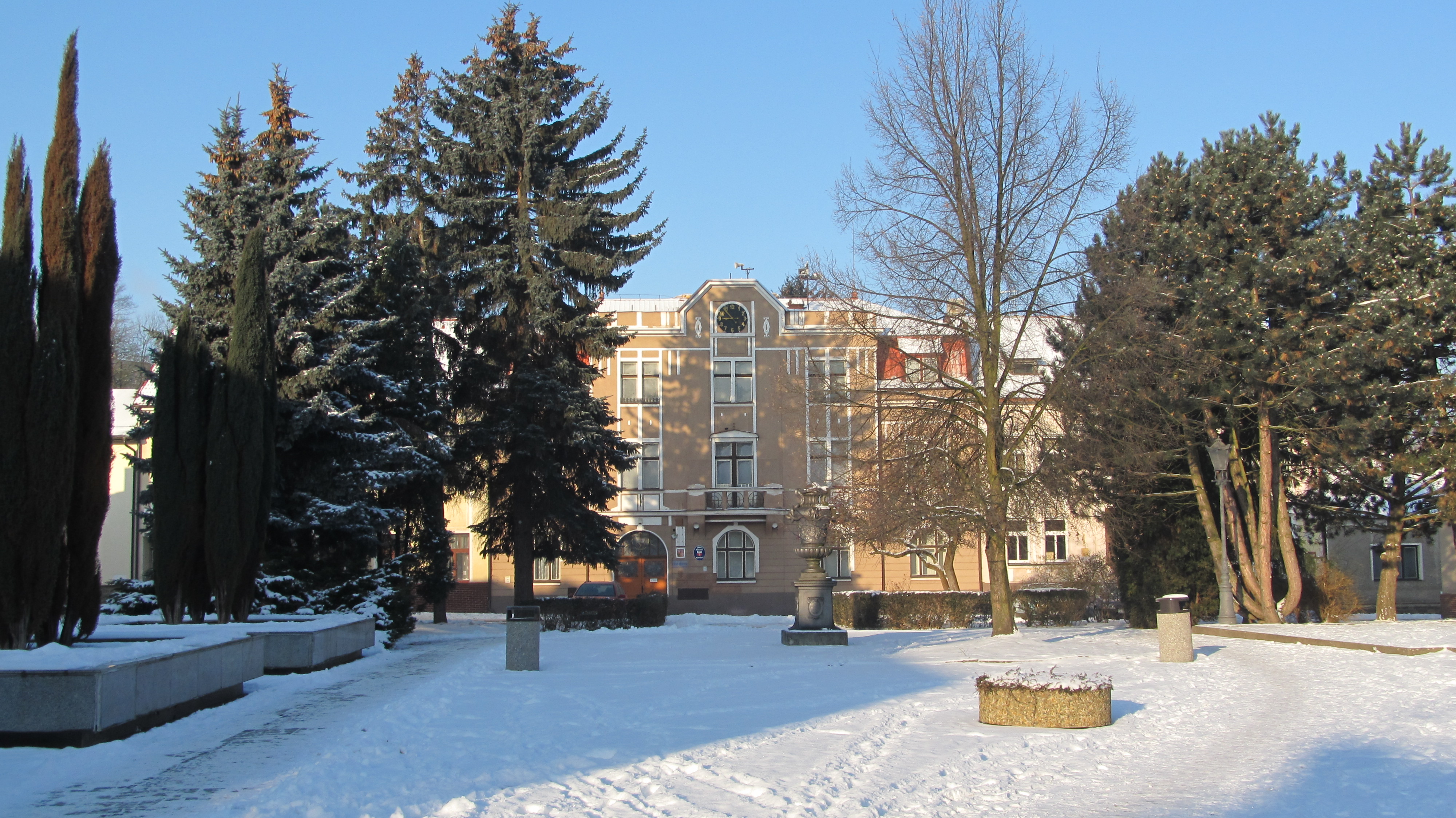 Komárov - úřad městyse foto 2