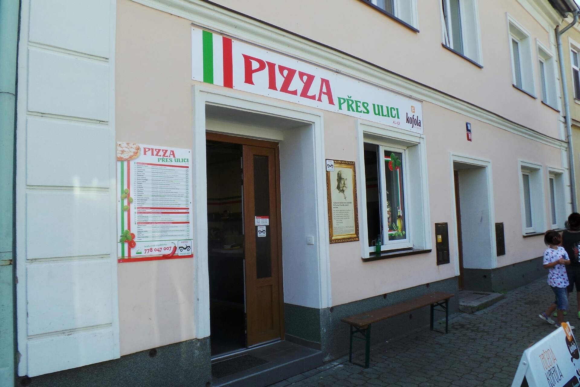 Pizza přes ulici
