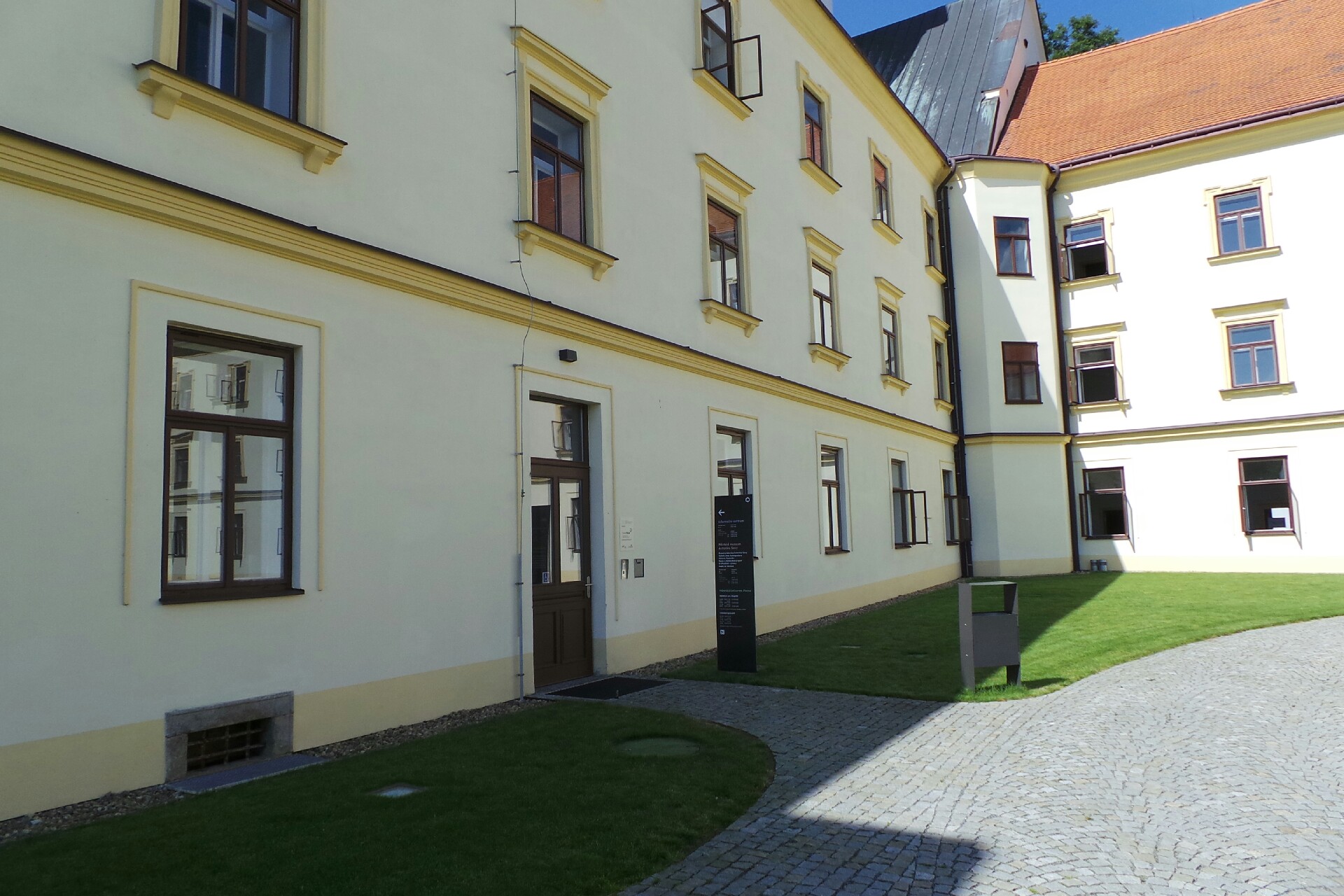 Městská knihovna Pacov foto 2