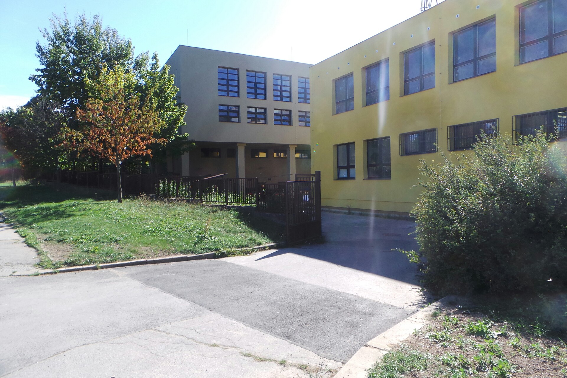 Fakultní základní škola a mateřská škola Barrandov II při PedF UK, Praha 5 - Hlubočepy, V Remízku 7/919