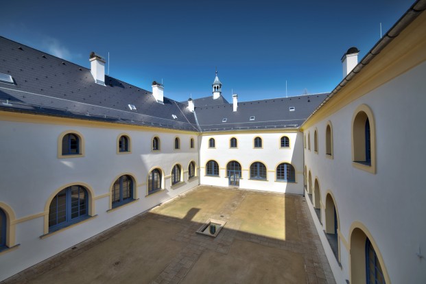 Františkánský klášter Hostinné foto 2
