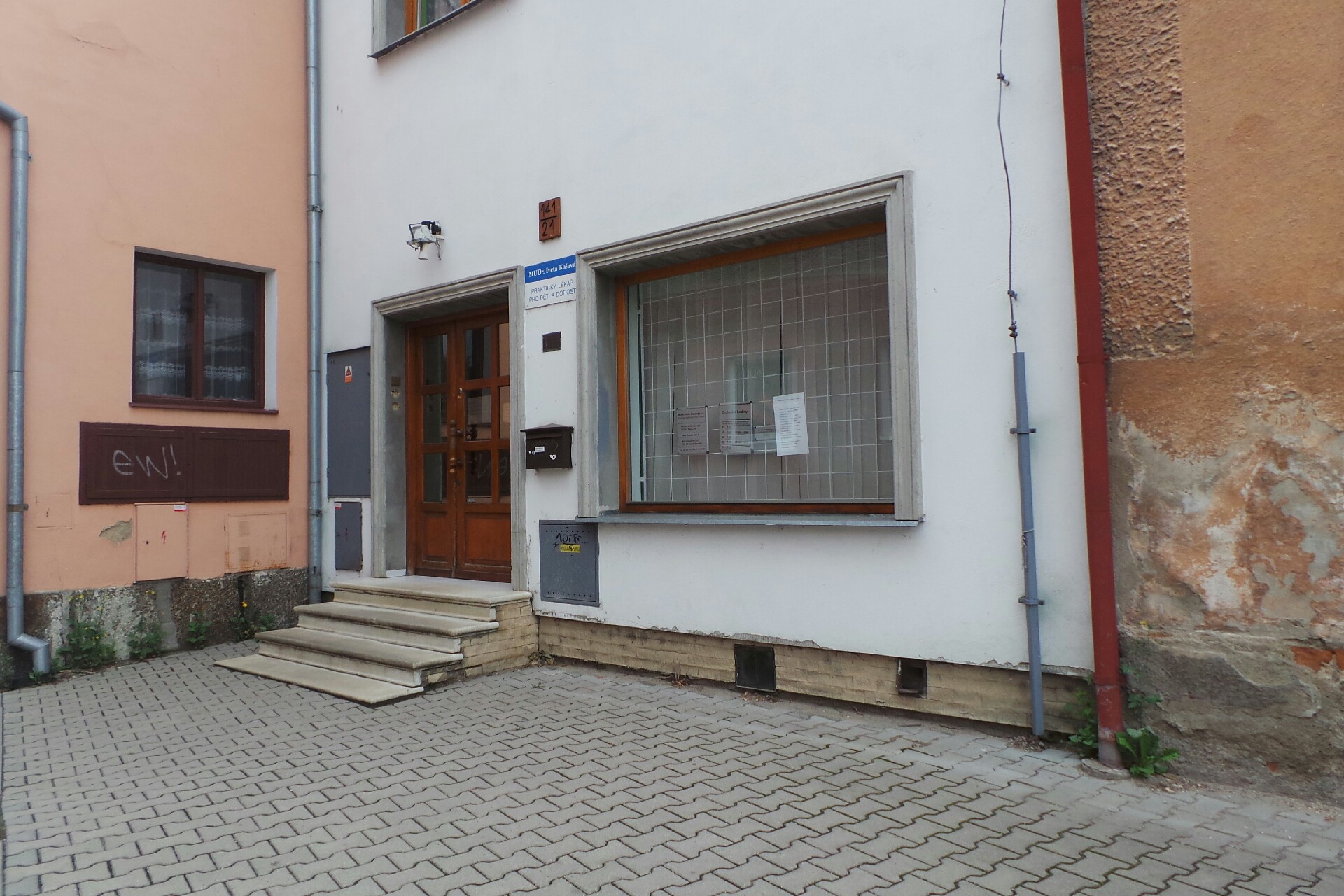 MUDr. Lenka Dobešová