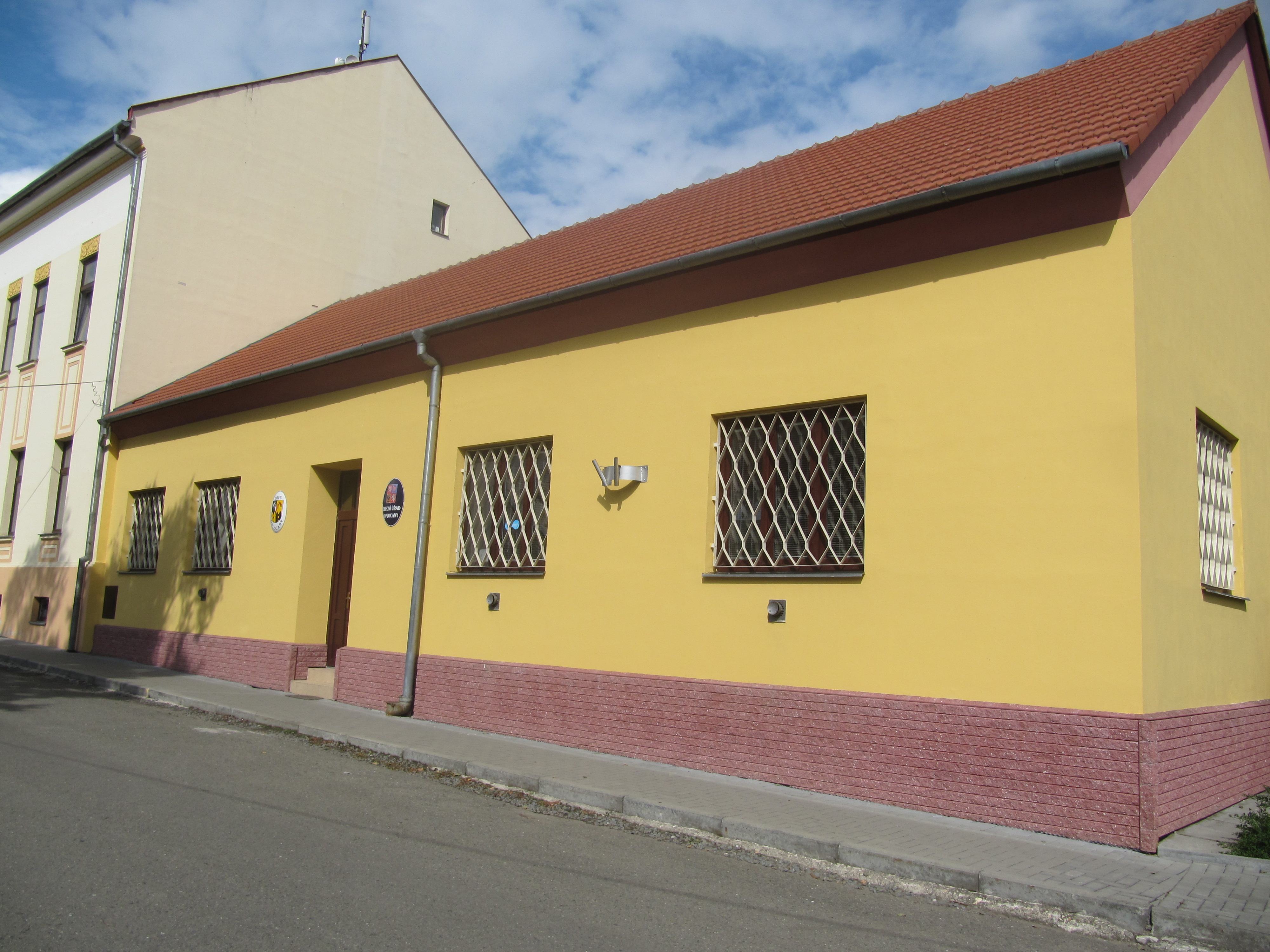 Oplocany - obecní úřad foto 1