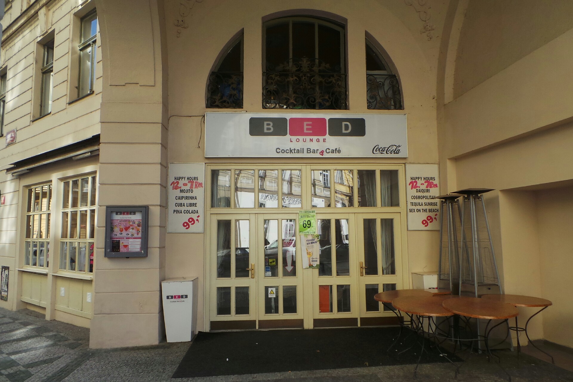 BED Lounge - Cocktail Bar & Café