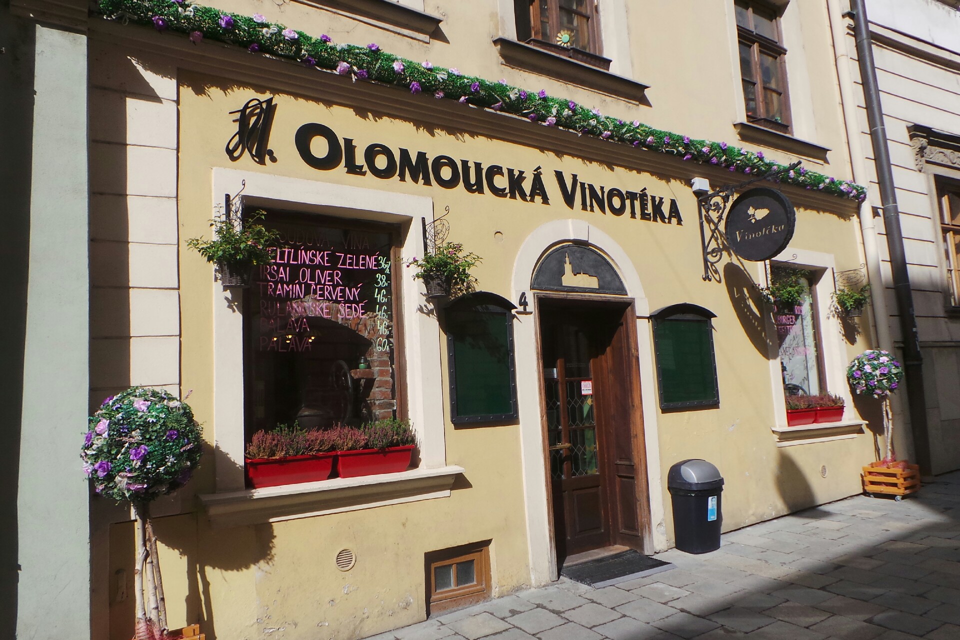 1. OLOMOUCKÁ VINOTÉKA