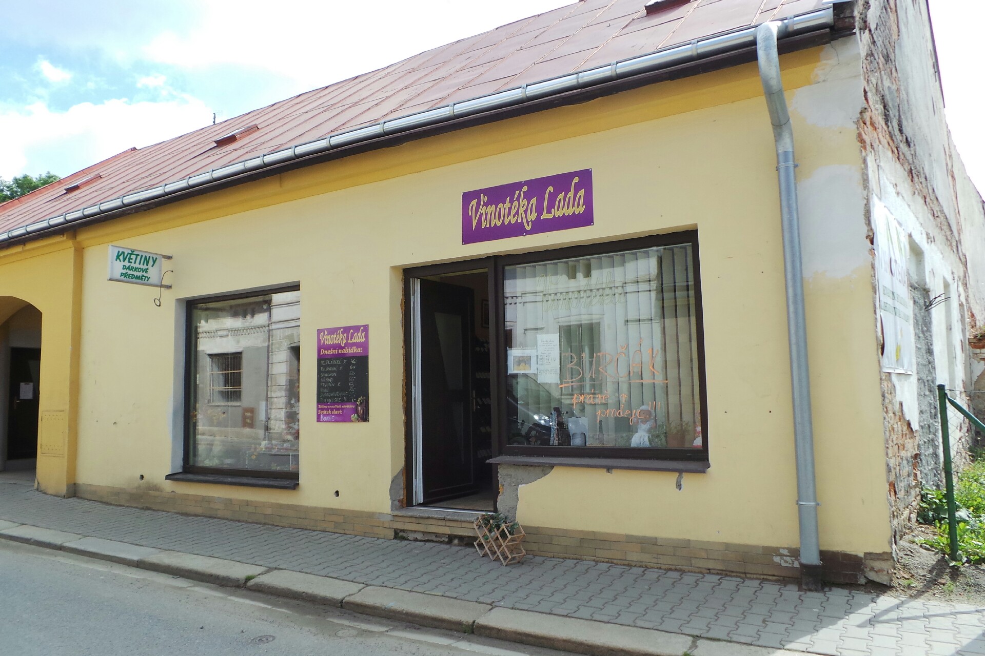 Vinotéka Lada a prodej květin