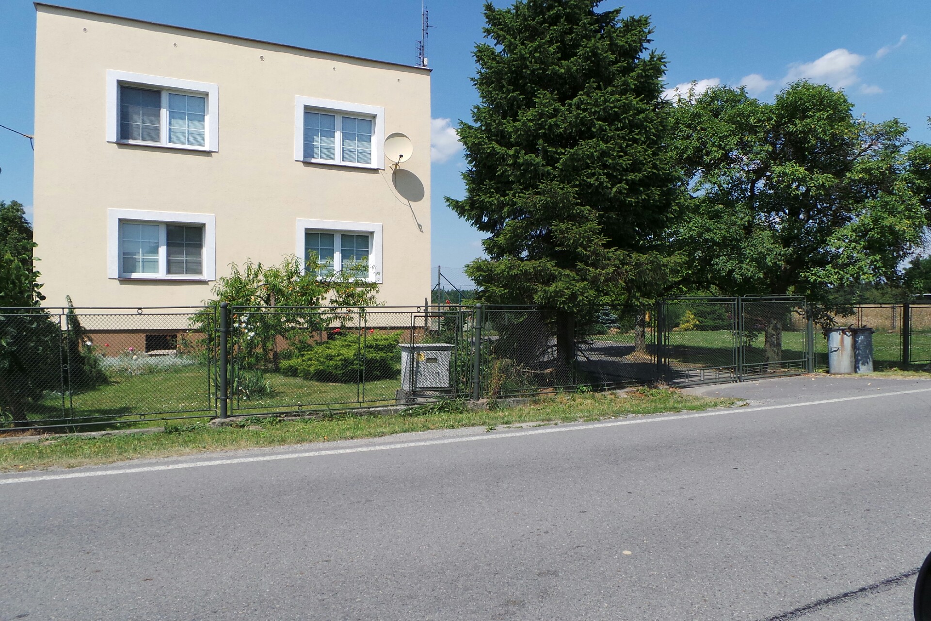 Tenisový kurt s umělým povrchem