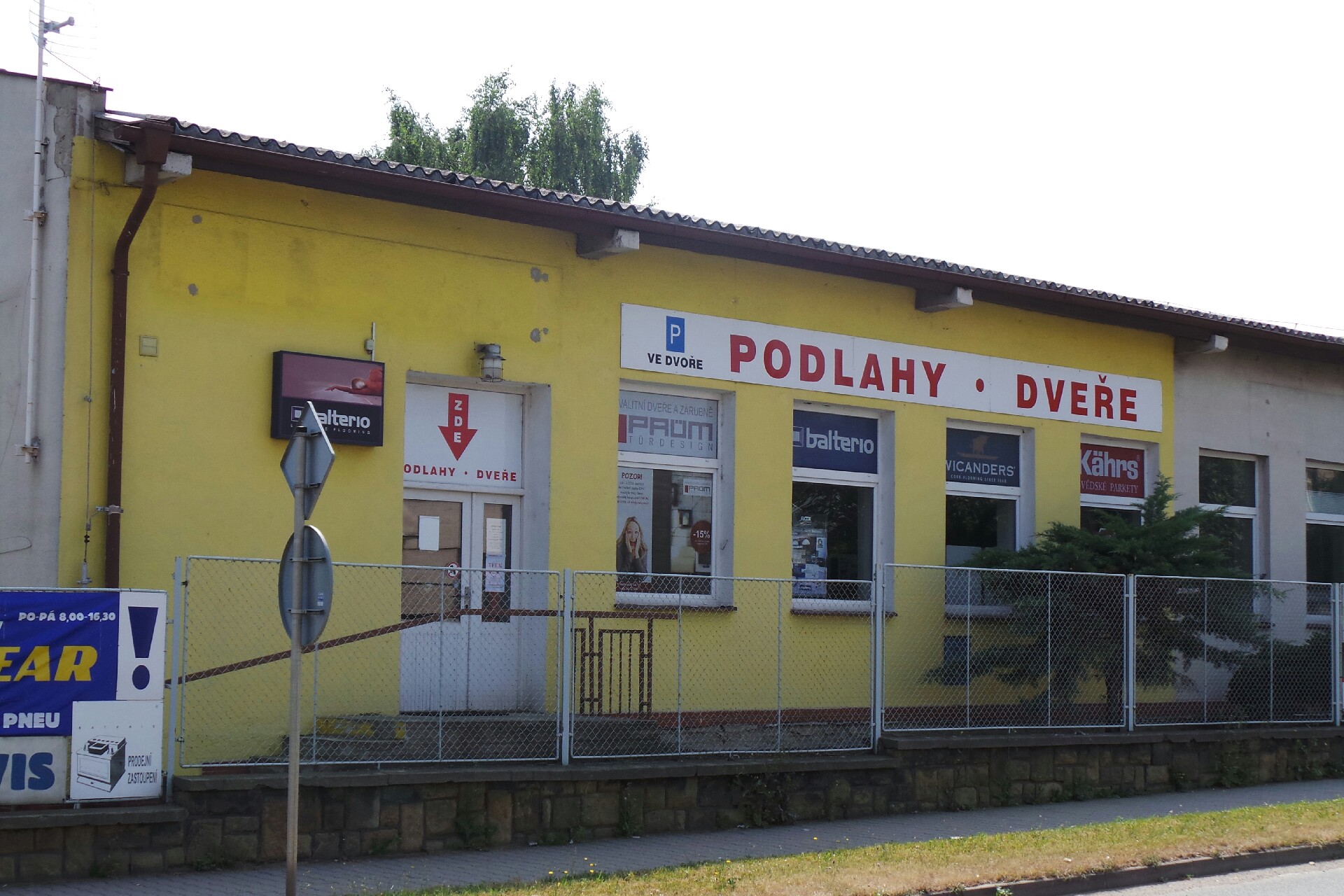 PODLAHY DVEŘE Karel Smetana