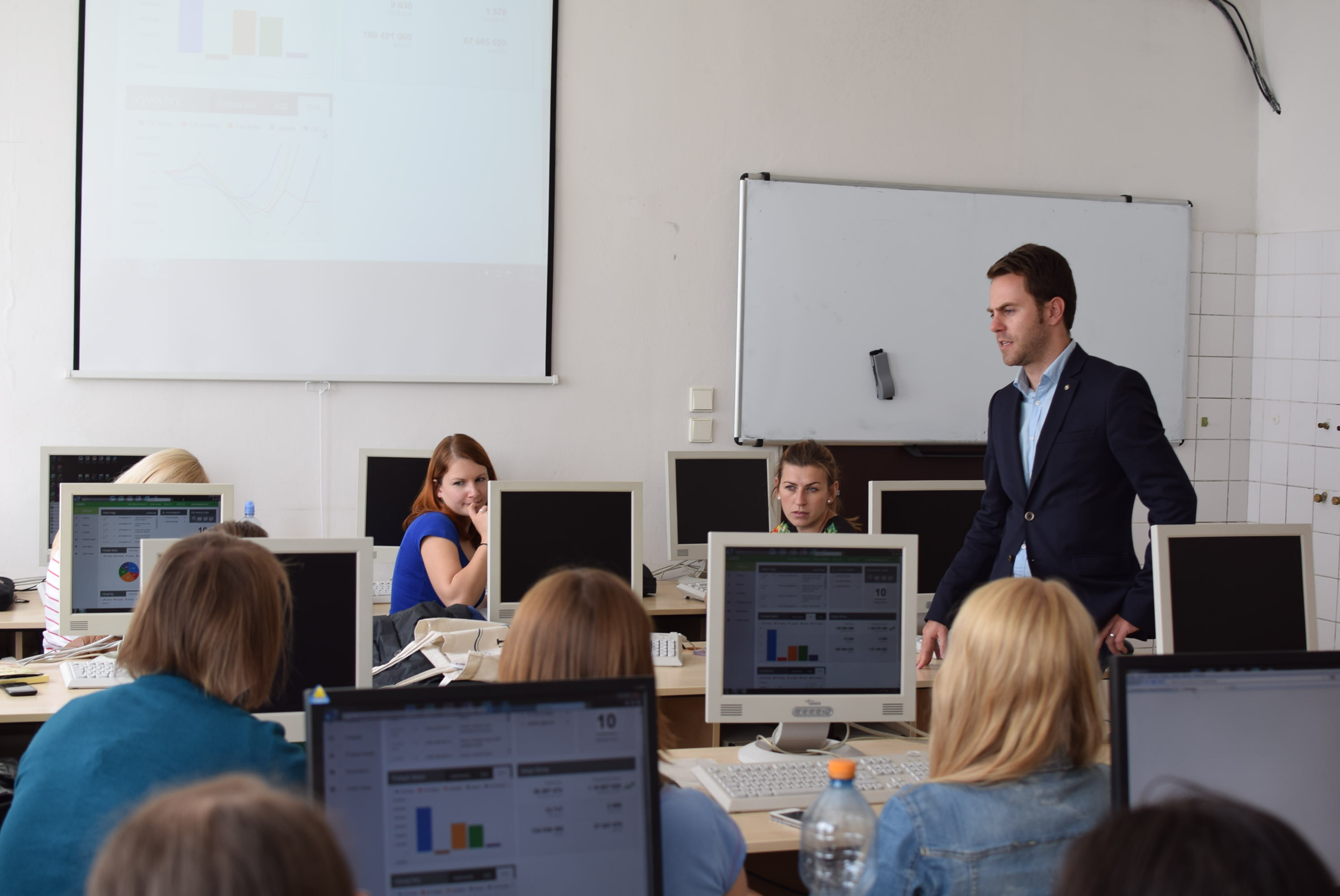 Unisim manažerská simulační hra foto 2