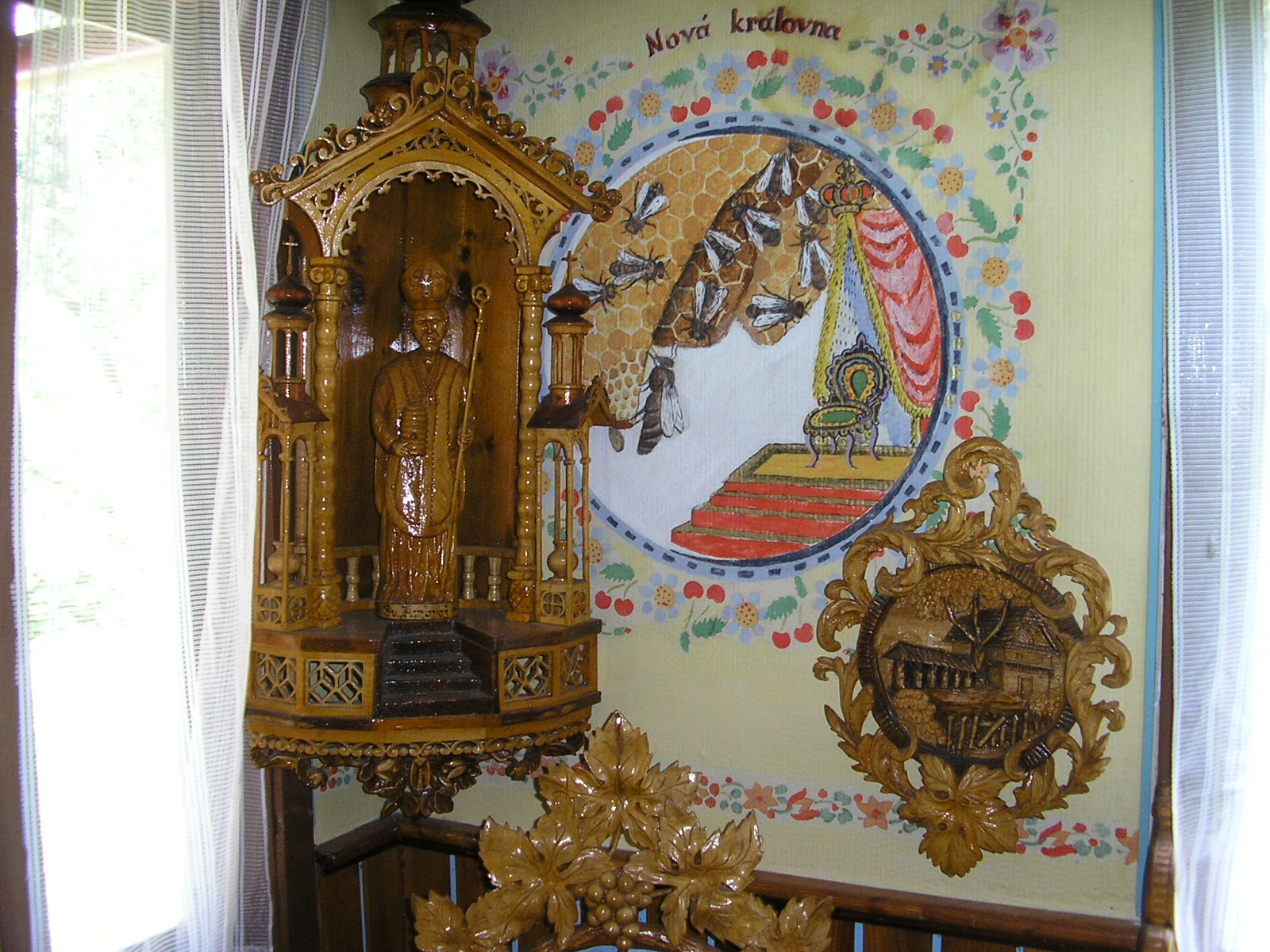 Machův malovaný a vyřezávaný včelín v Krušlově foto 3