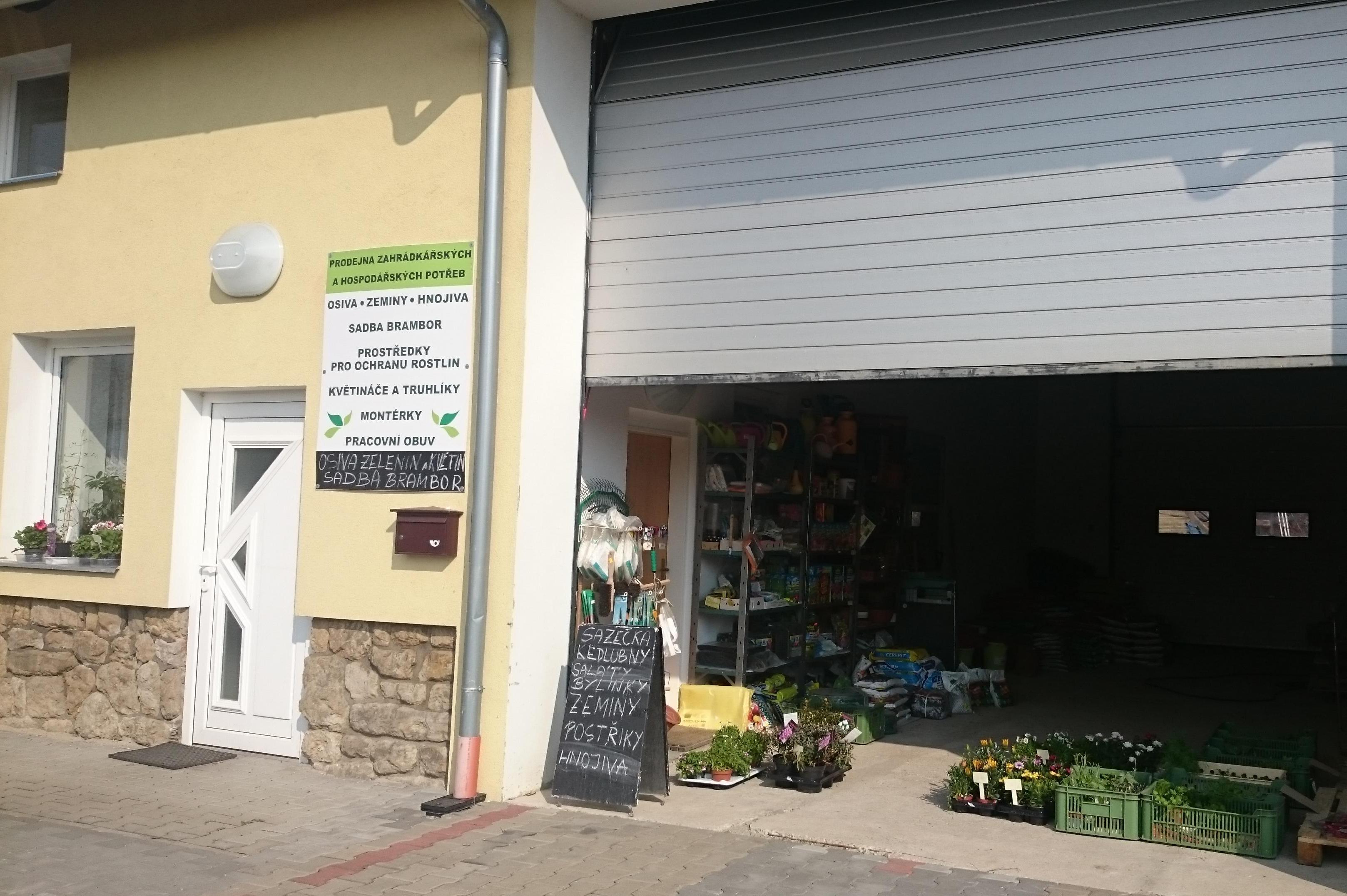 Prodejna zahrádkářských a hospodářských potřeb.