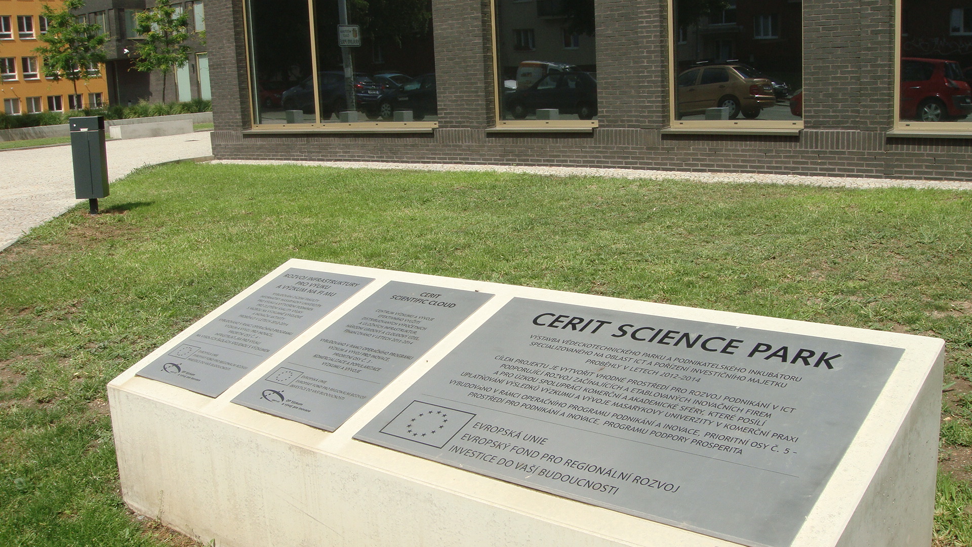 Knihovna Fakulty informatiky Masarykovy univerzity foto 2