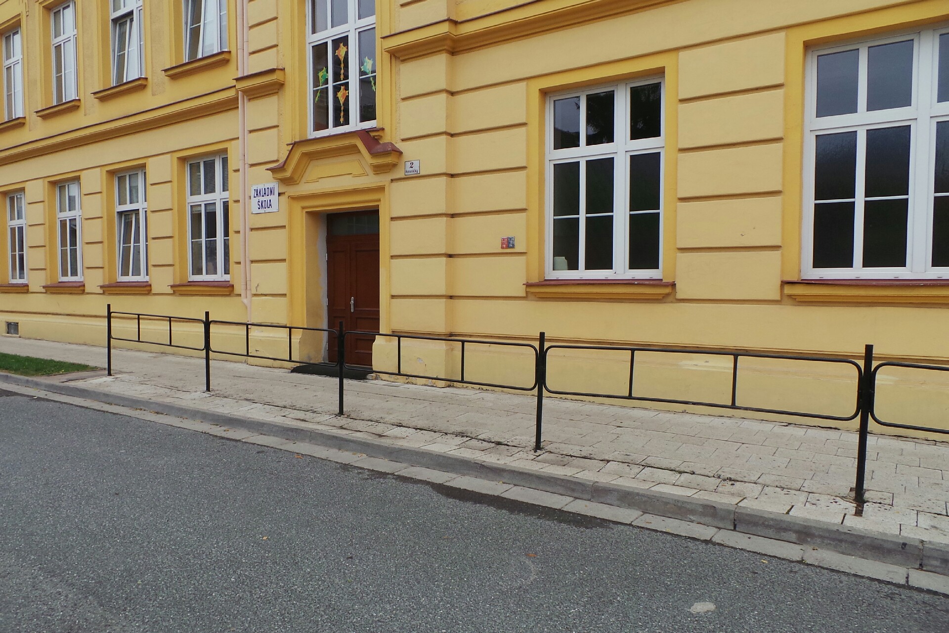 File:Brno-Zidenice - Zakladni skola Gajdosova.jpg - Wikimedia Commons