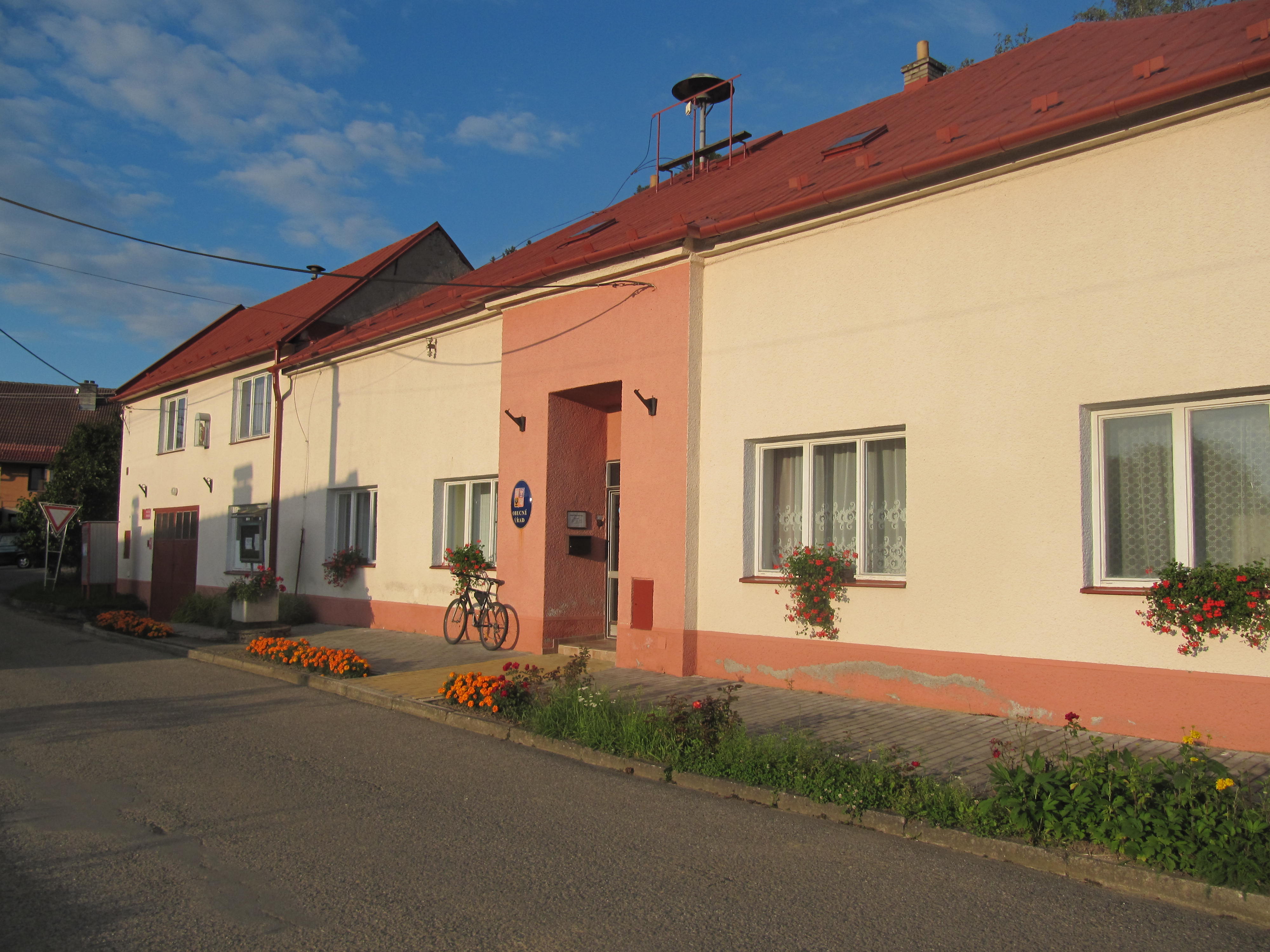 Karlovice - obecní úřad foto 2