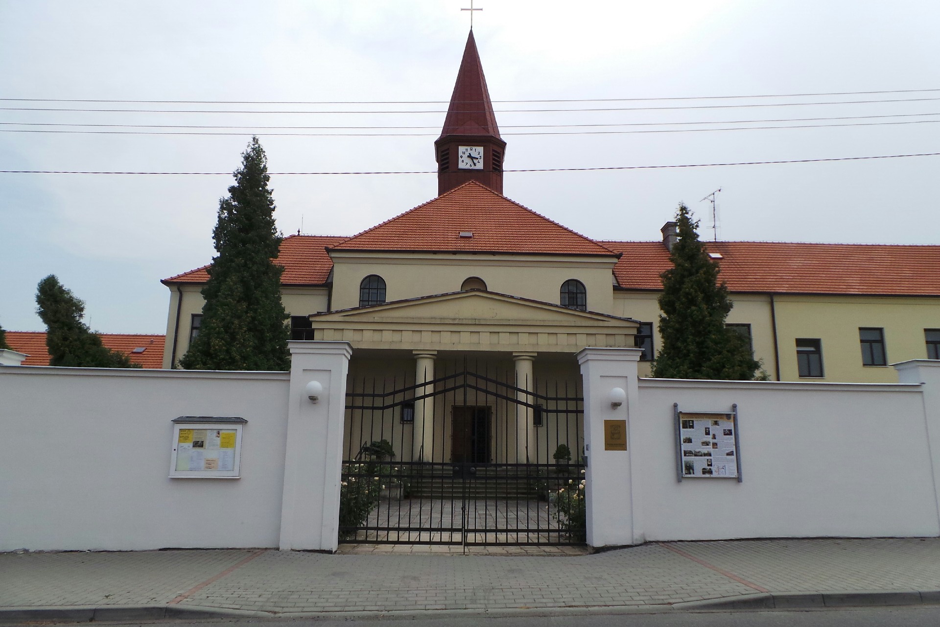 Klášter Kongregace sester Těšitelek Božského Srdce Ježíšova v Rajhradě