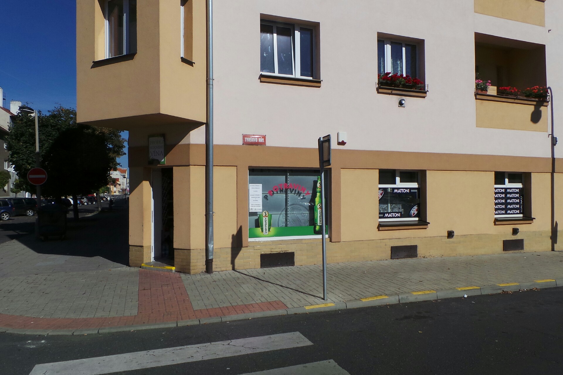 Smíšené zboží u náměstí foto 1