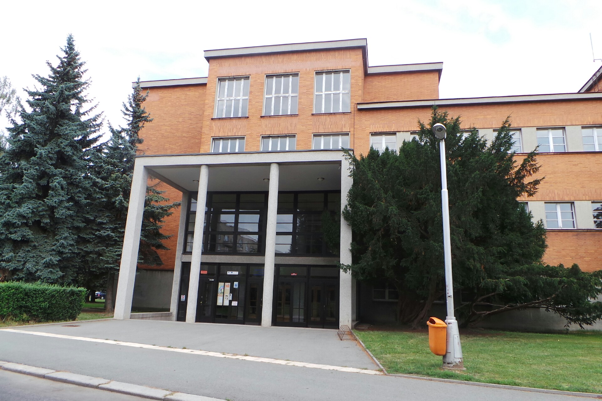 Základní škola a Mateřská škola Josefa Gočára, Hradec Králové, Tylovo nábřeží 1140