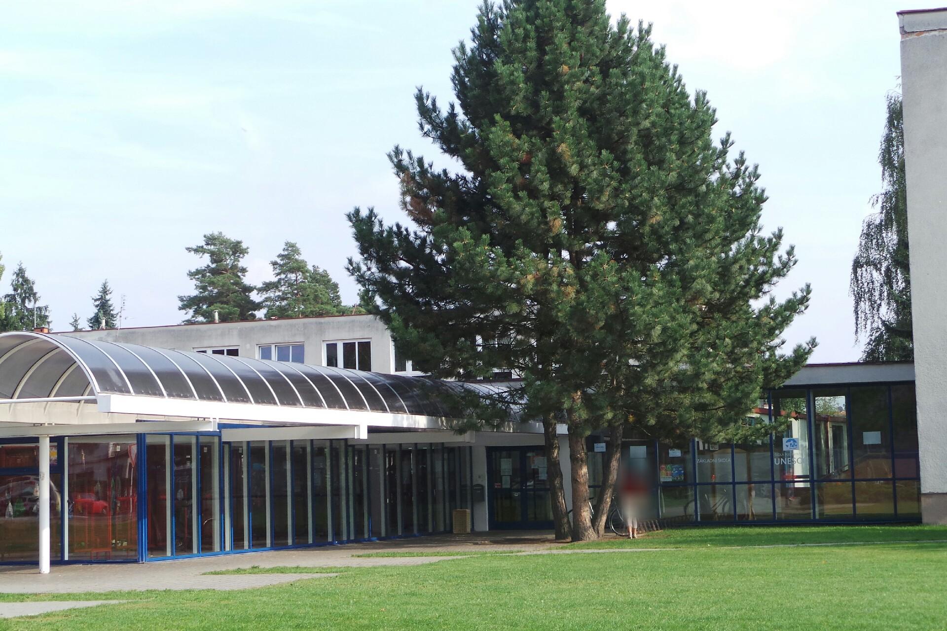 Základní škola, Hradec Králové, tř. SNP 694