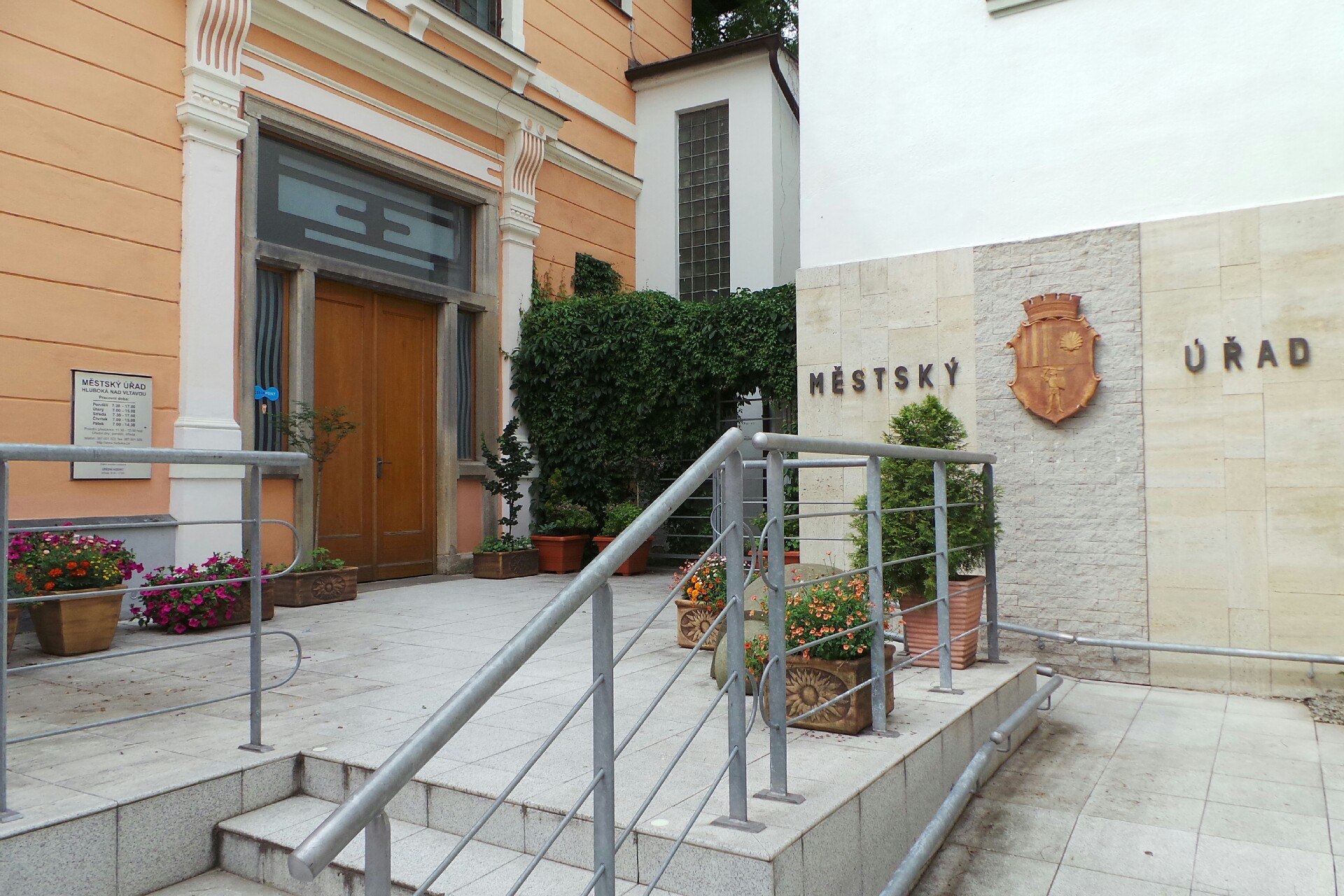 Hluboká nad Vltavou - městský úřad