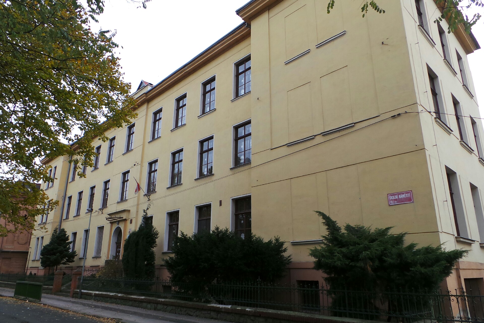 Základní škola a Mateřská škola Ústí nad Labem, Školní náměstí 100/5