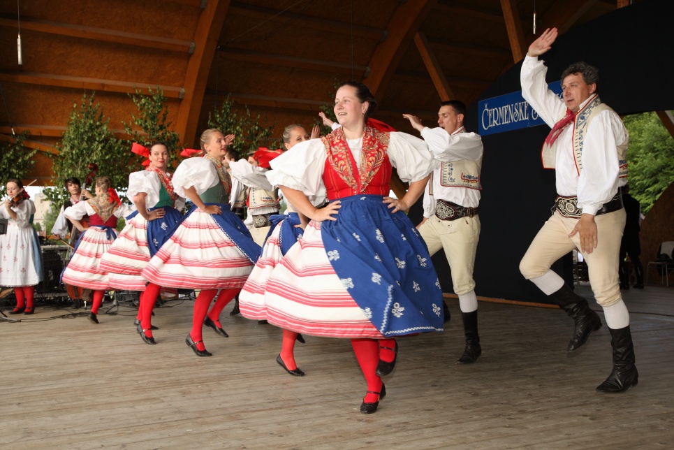 Folklórní soubor JARO foto 3