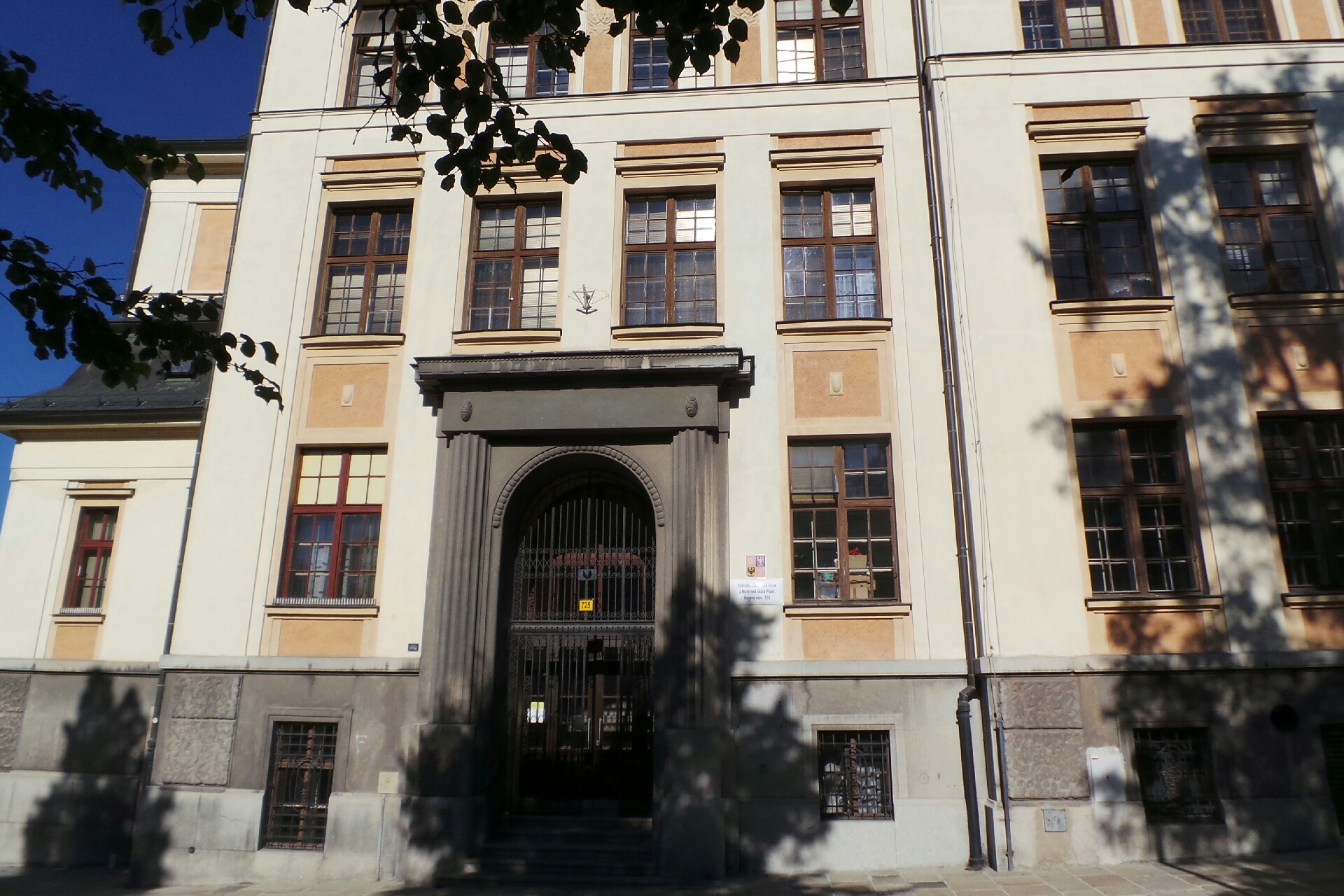 ZŠ Jana Husa a MŠ Písek, Husovo náměstí