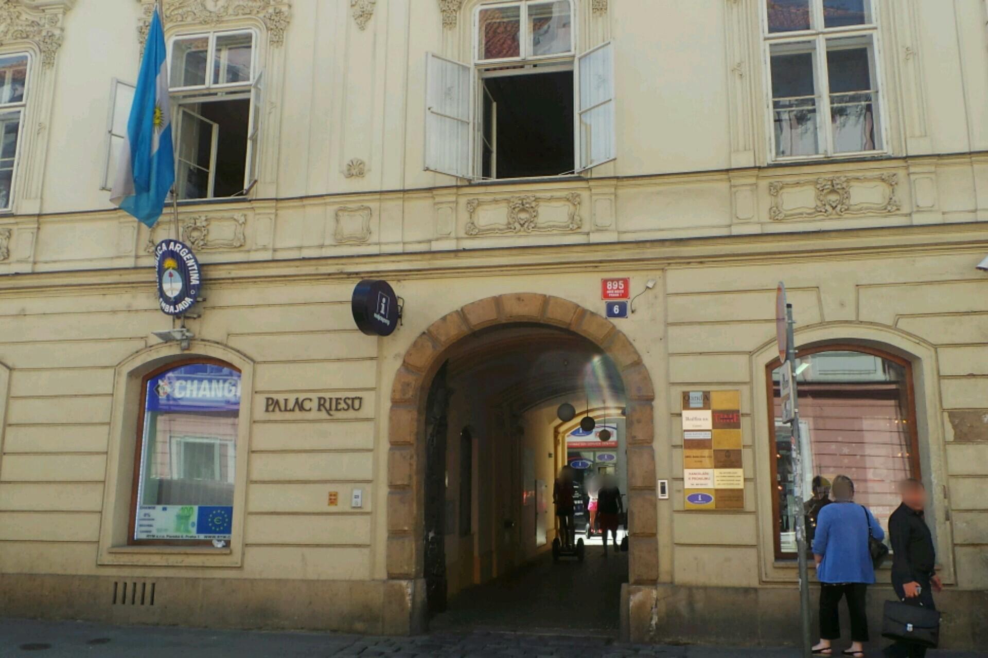 JUDr. Karolina Besser, advokát