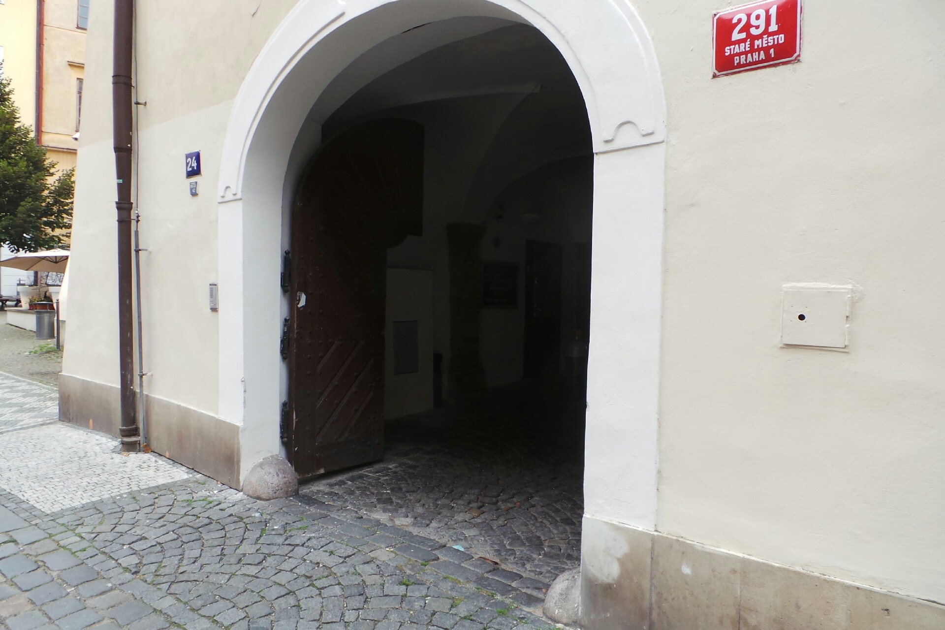 HUMAN RESOURCES, s.r.o.